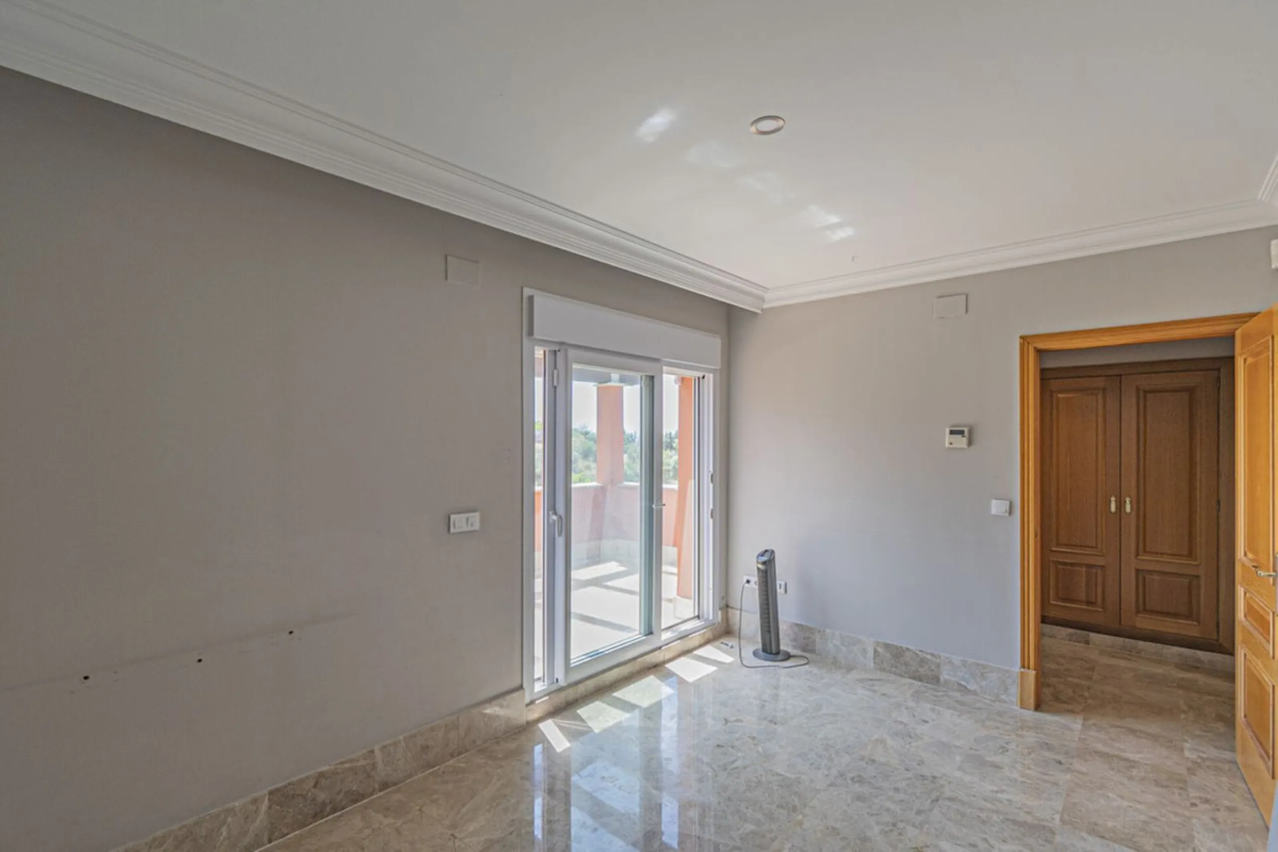 Stunning Mediterranean Villa by the Golf Course in Marbella with 24-Hour Security