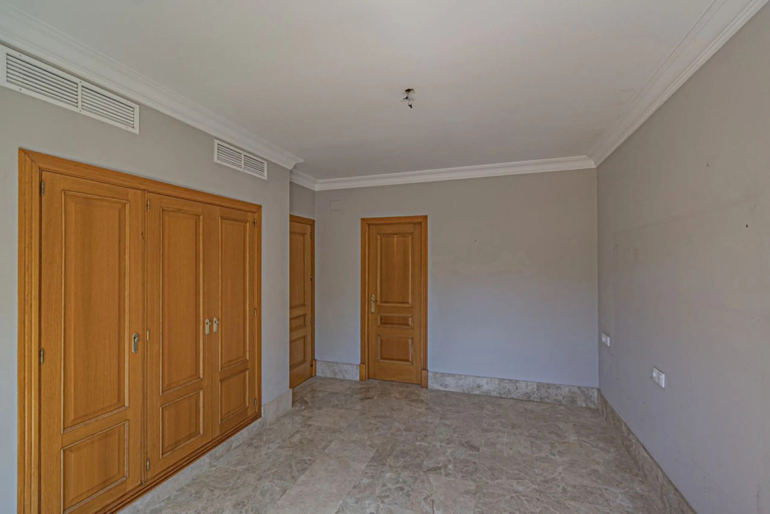 Stunning Mediterranean Villa by the Golf Course in Marbella with 24-Hour Security