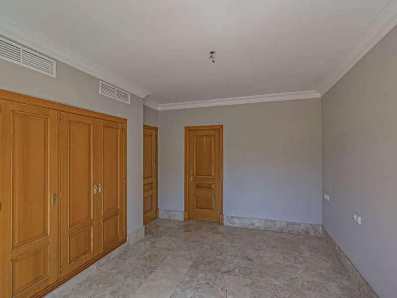 Stunning Mediterranean Villa by the Golf Course in Marbella with 24-Hour Security