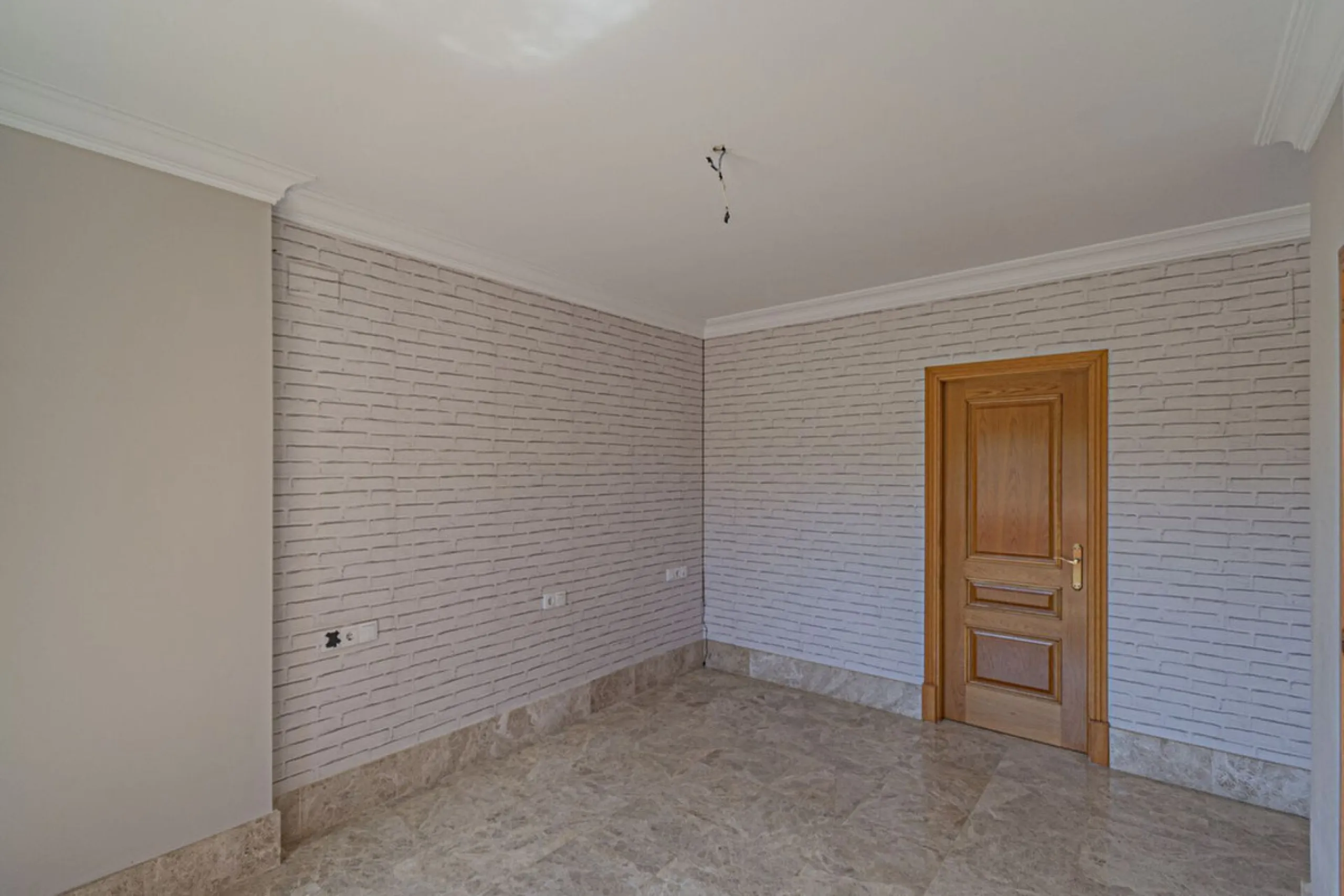 Stunning Mediterranean Villa by the Golf Course in Marbella with 24-Hour Security