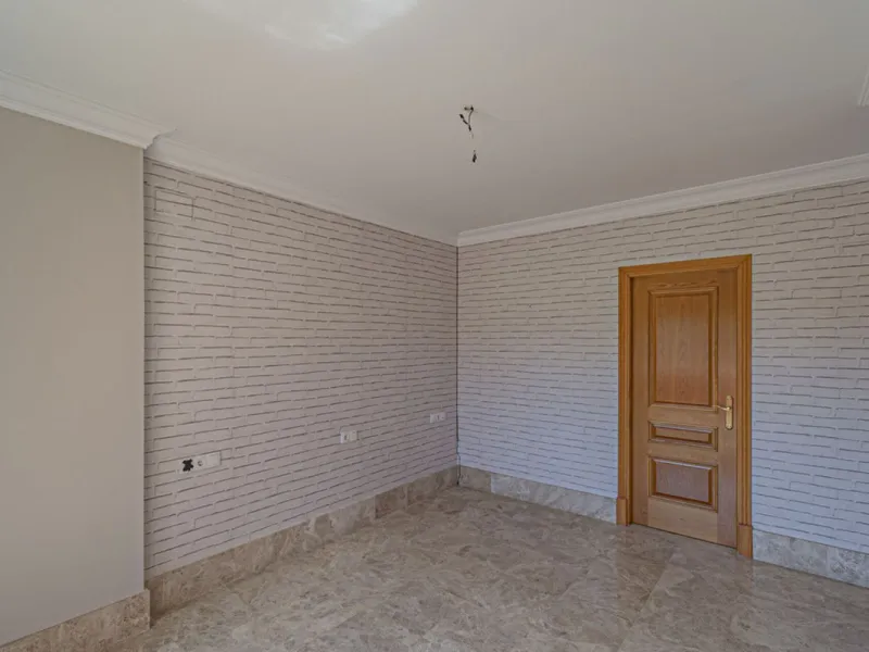 Stunning Mediterranean Villa by the Golf Course in Marbella with 24-Hour Security