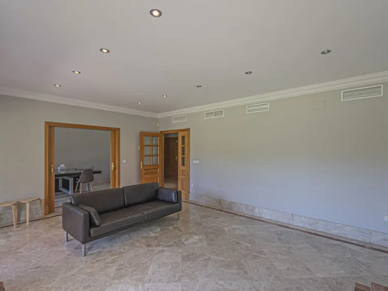 Stunning Mediterranean Villa by the Golf Course in Marbella with 24-Hour Security