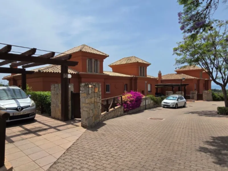 Stunning Mediterranean Villa by the Golf Course in Marbella with 24-Hour Security