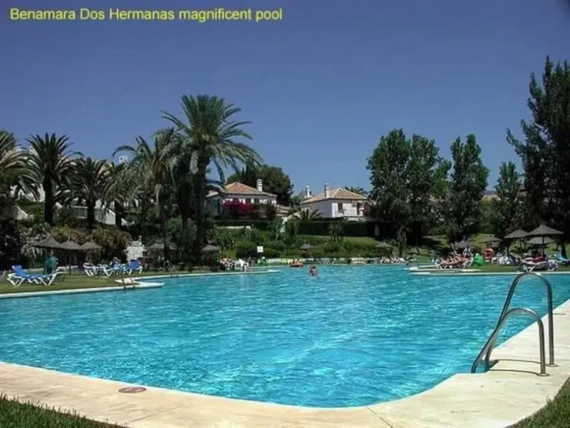 A family home in the beautiful coastal community of Benamara dos Hermanas. The property has 3 bedrooms, 2 bathrooms and a guest toilet. Fully equipped kitchen and air conditioning in all rooms. The property is in good condition, with a large private garde