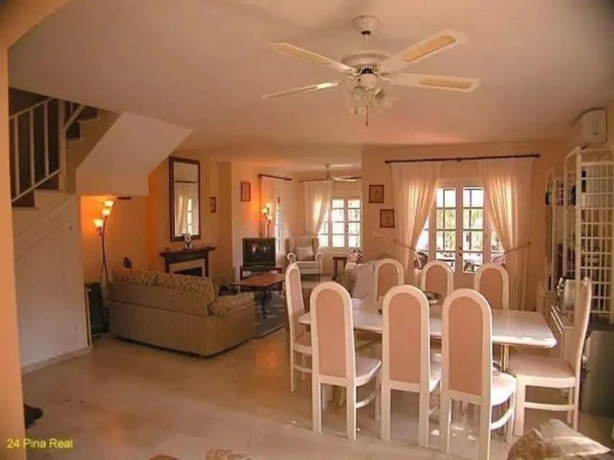 A family home in the beautiful coastal community of Benamara dos Hermanas. The property has 3 bedrooms, 2 bathrooms and a guest toilet. Fully equipped kitchen and air conditioning in all rooms. The property is in good condition, with a large private garde