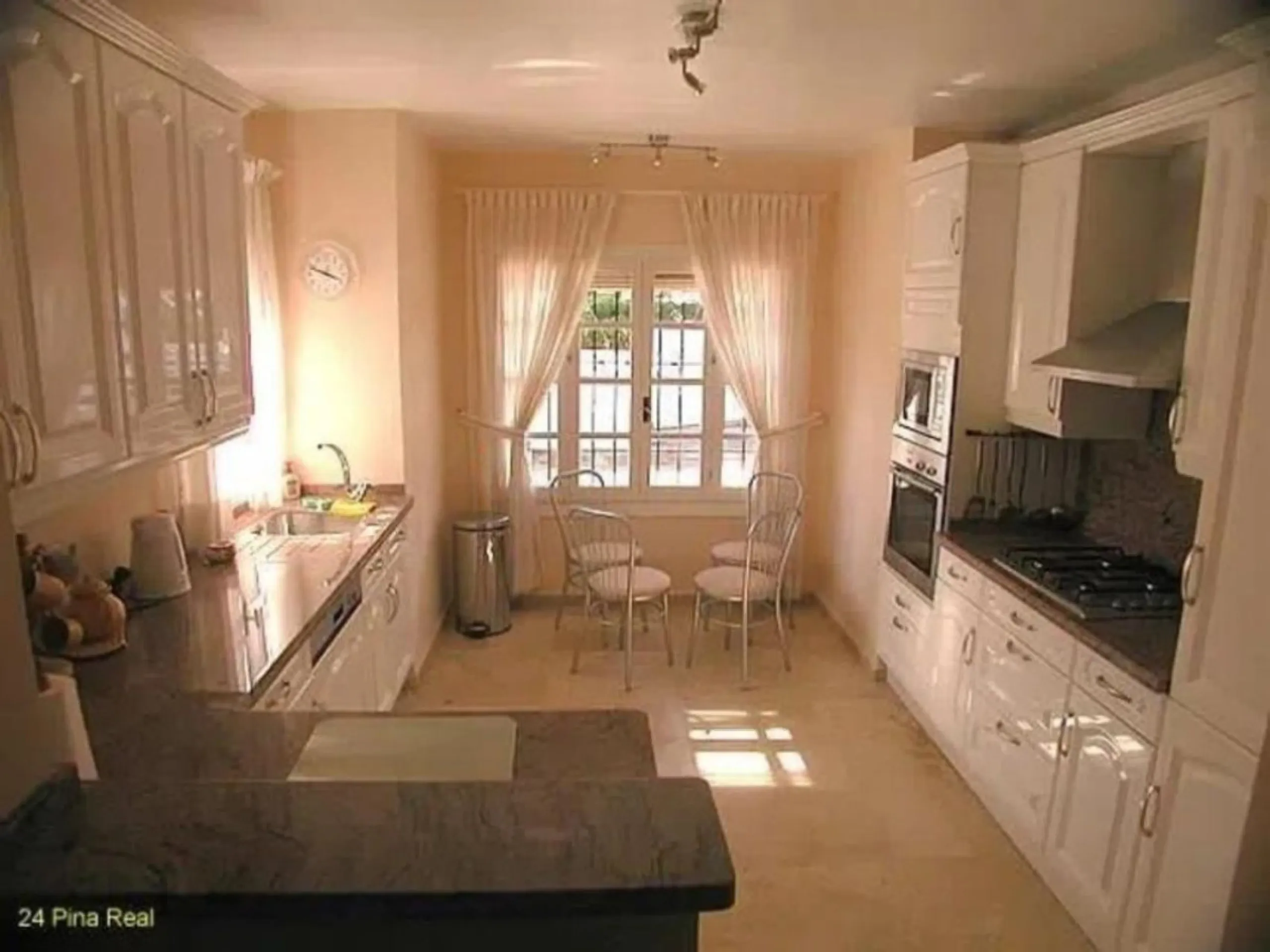 A family home in the beautiful coastal community of Benamara dos Hermanas. The property has 3 bedrooms, 2 bathrooms and a guest toilet. Fully equipped kitchen and air conditioning in all rooms. The property is in good condition, with a large private garde