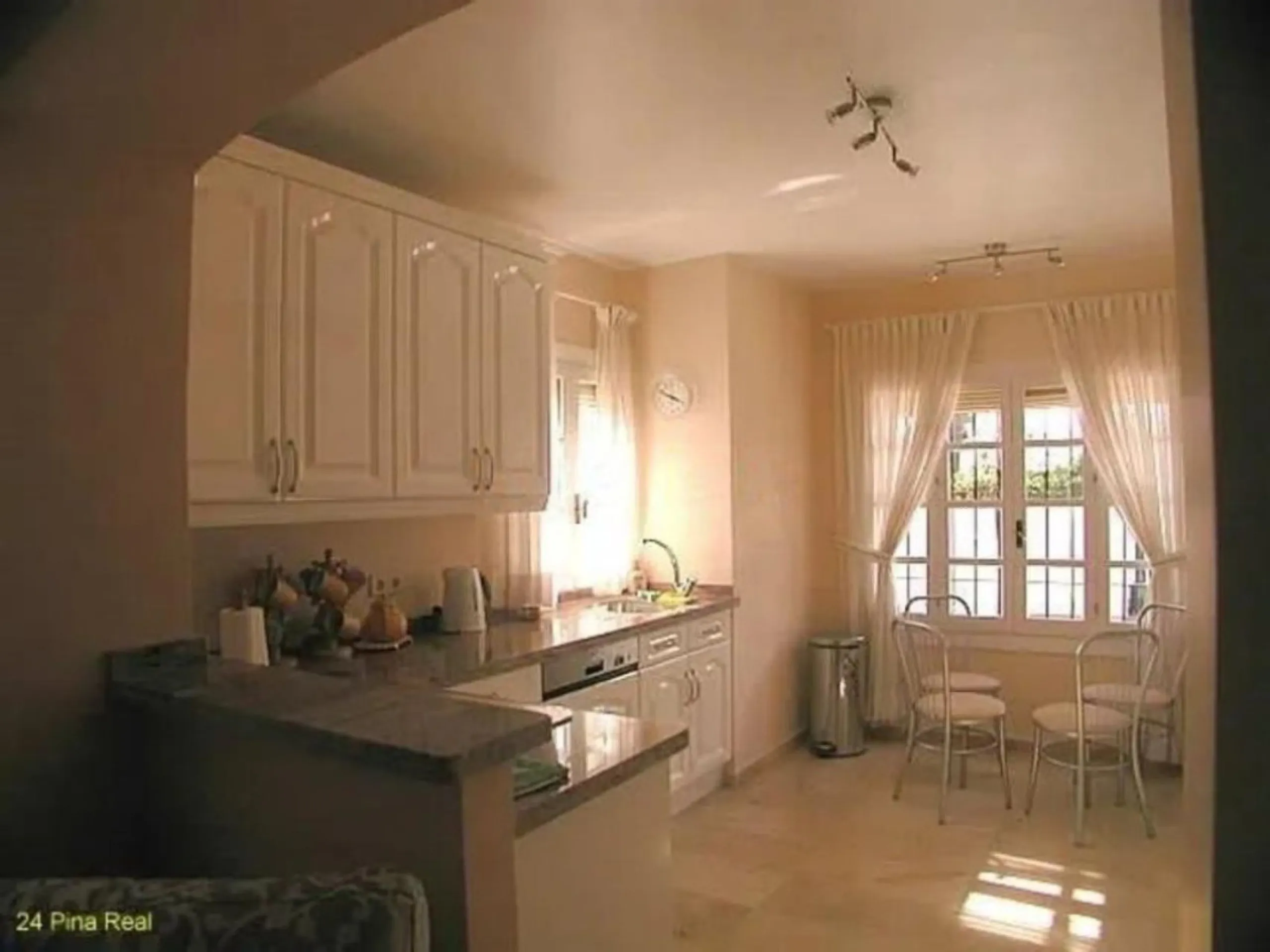 A family home in the beautiful coastal community of Benamara dos Hermanas. The property has 3 bedrooms, 2 bathrooms and a guest toilet. Fully equipped kitchen and air conditioning in all rooms. The property is in good condition, with a large private garde