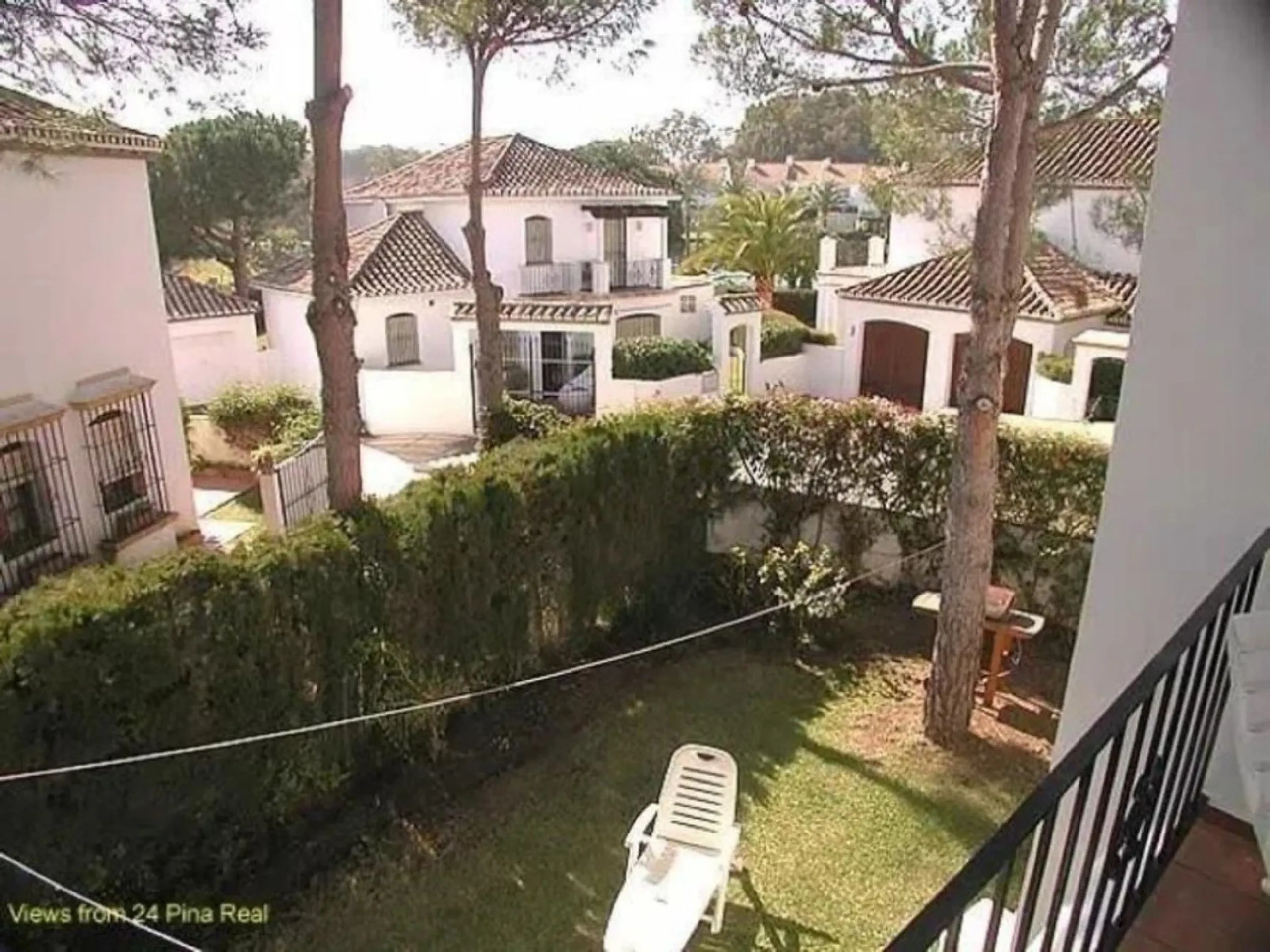A family home in the beautiful coastal community of Benamara dos Hermanas. The property has 3 bedrooms, 2 bathrooms and a guest toilet. Fully equipped kitchen and air conditioning in all rooms. The property is in good condition, with a large private garde