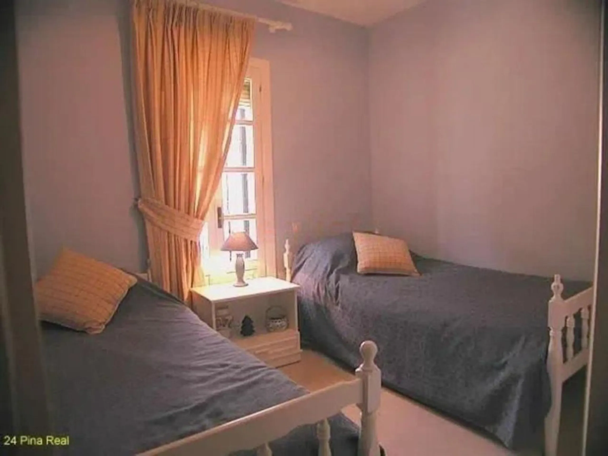 A family home in the beautiful coastal community of Benamara dos Hermanas. The property has 3 bedrooms, 2 bathrooms and a guest toilet. Fully equipped kitchen and air conditioning in all rooms. The property is in good condition, with a large private garde