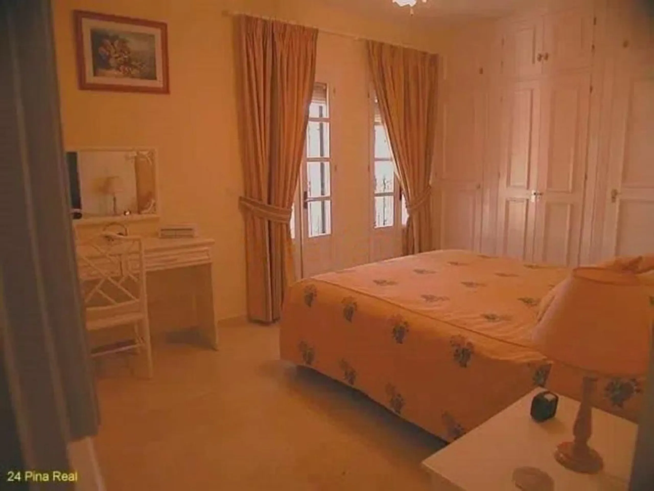 A family home in the beautiful coastal community of Benamara dos Hermanas. The property has 3 bedrooms, 2 bathrooms and a guest toilet. Fully equipped kitchen and air conditioning in all rooms. The property is in good condition, with a large private garde