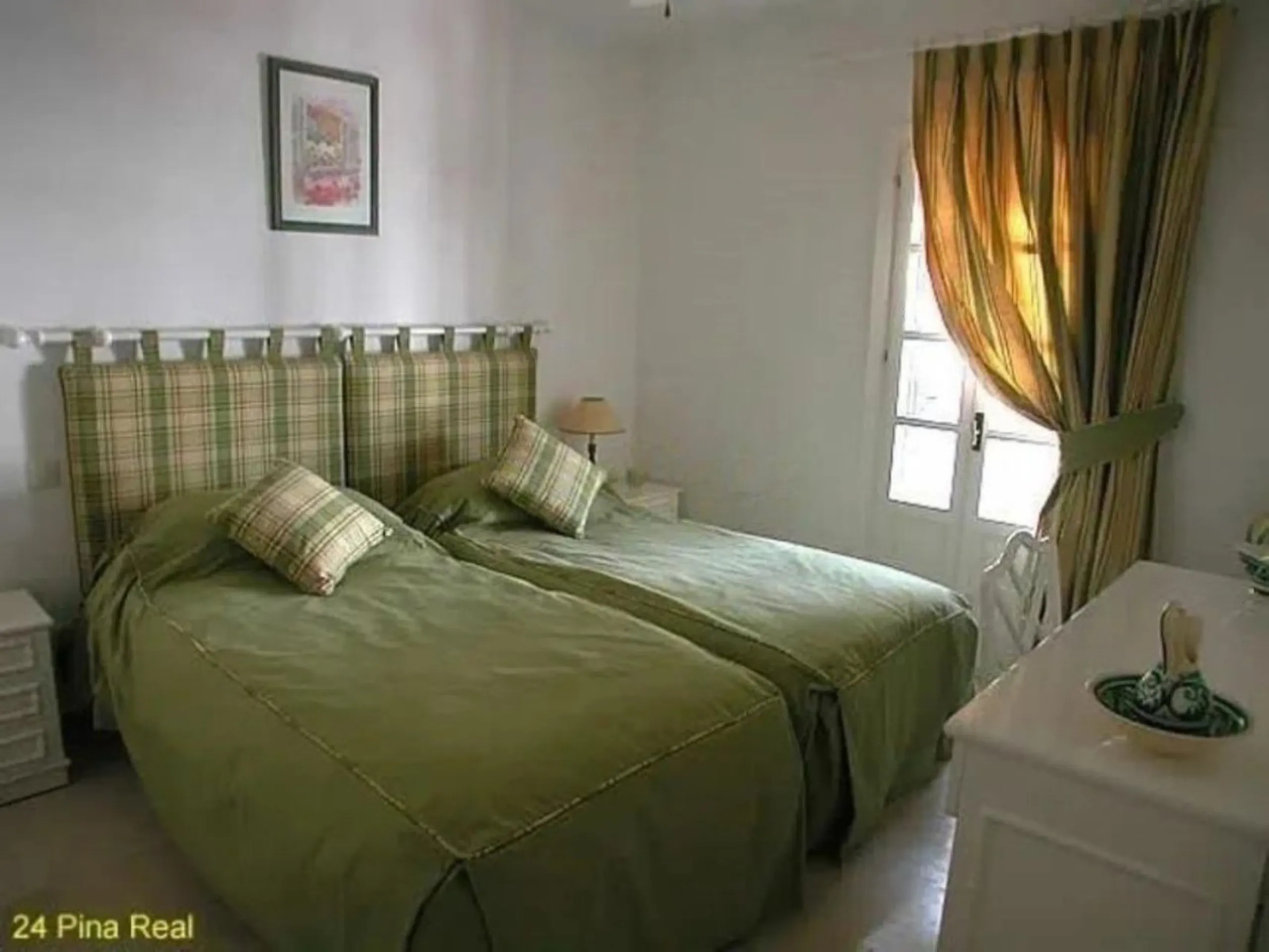 A family home in the beautiful coastal community of Benamara dos Hermanas. The property has 3 bedrooms, 2 bathrooms and a guest toilet. Fully equipped kitchen and air conditioning in all rooms. The property is in good condition, with a large private garde