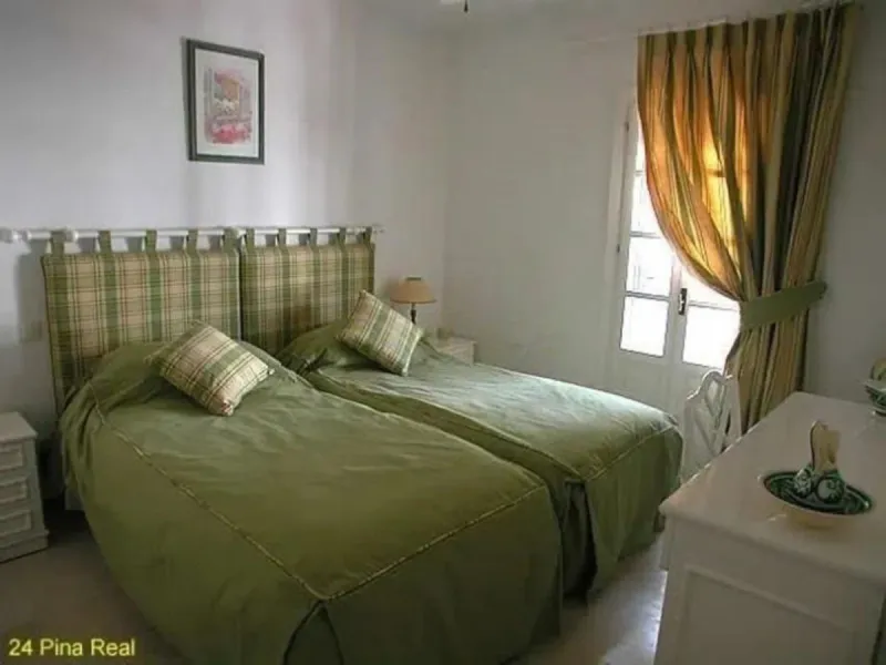 A family home in the beautiful coastal community of Benamara dos Hermanas. The property has 3 bedrooms, 2 bathrooms and a guest toilet. Fully equipped kitchen and air conditioning in all rooms. The property is in good condition, with a large private garde