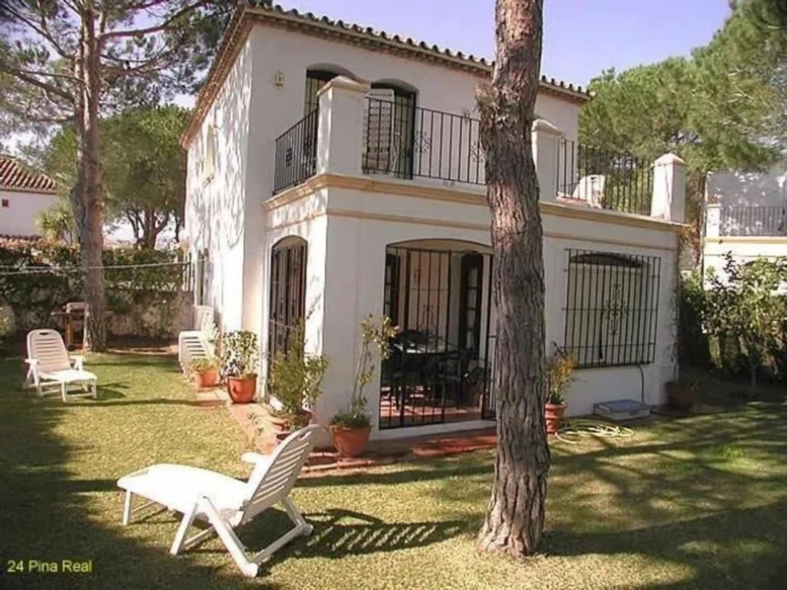 A family home in the beautiful coastal community of Benamara dos Hermanas. The property has 3 bedrooms, 2 bathrooms and a guest toilet. Fully equipped kitchen and air conditioning in all rooms. The property is in good condition, with a large private garde