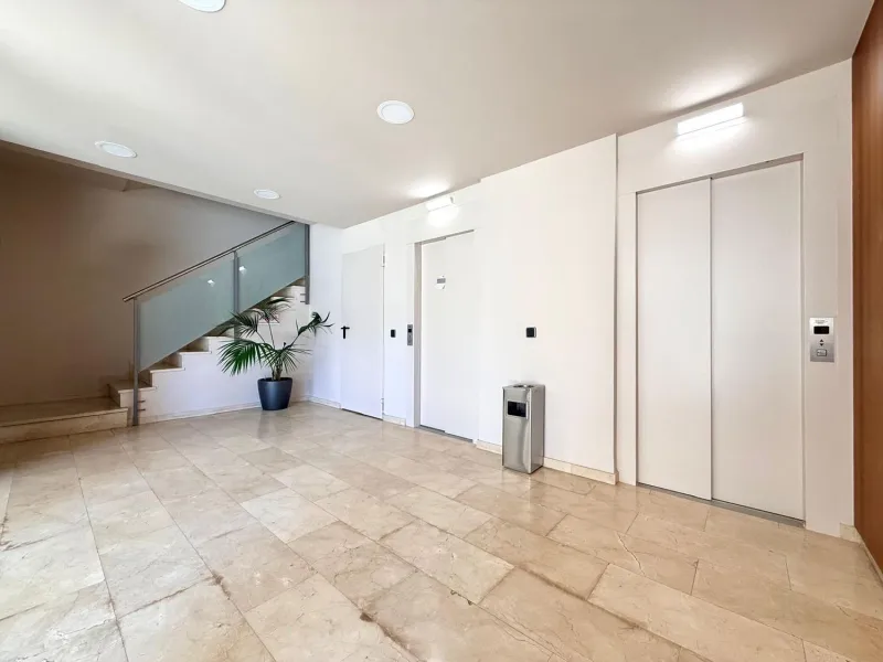 Piso moderno con terraza y servicios premium a 20 metros del mar en Cambrils
