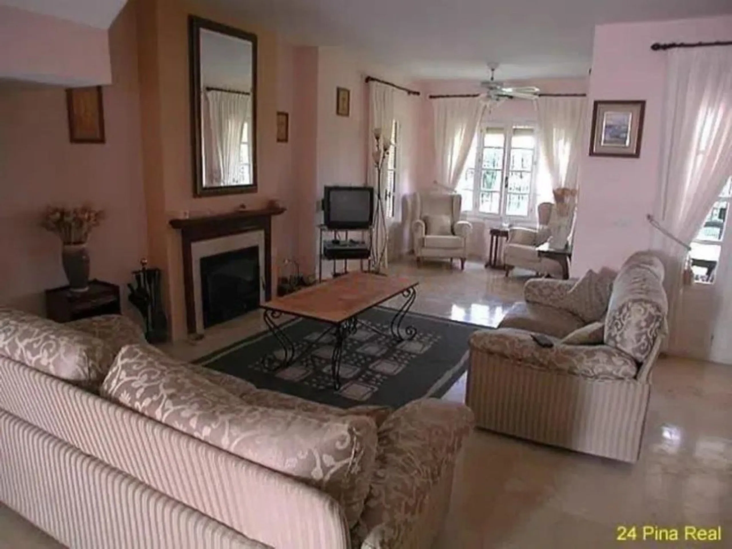 A family home in the beautiful coastal community of Benamara dos Hermanas. The property has 3 bedrooms, 2 bathrooms and a guest toilet. Fully equipped kitchen and air conditioning in all rooms. The property is in good condition, with a large private garde