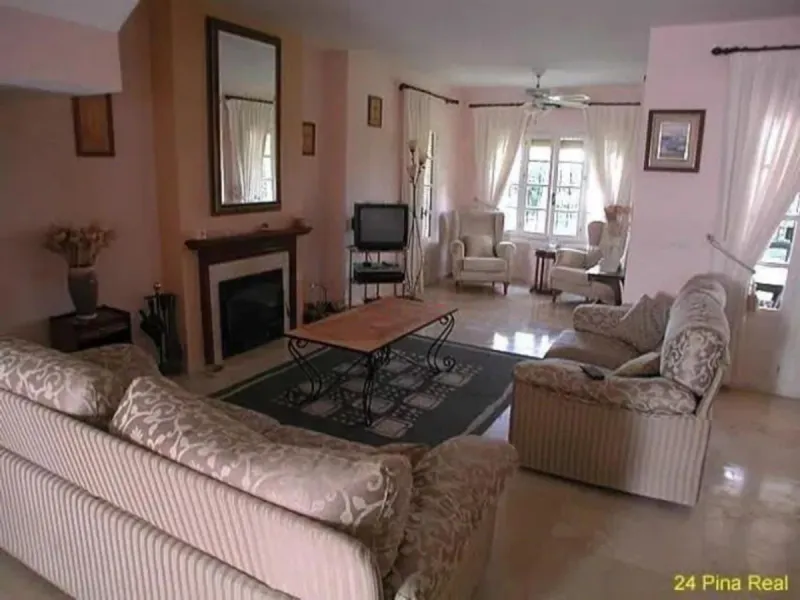 A family home in the beautiful coastal community of Benamara dos Hermanas. The property has 3 bedrooms, 2 bathrooms and a guest toilet. Fully equipped kitchen and air conditioning in all rooms. The property is in good condition, with a large private garde