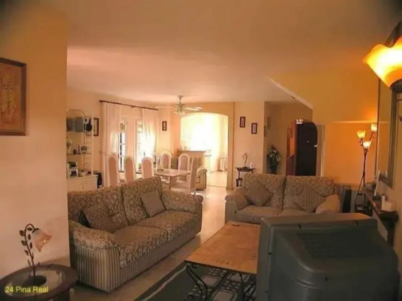 A family home in the beautiful coastal community of Benamara dos Hermanas. The property has 3 bedrooms, 2 bathrooms and a guest toilet. Fully equipped kitchen and air conditioning in all rooms. The property is in good condition, with a large private garde