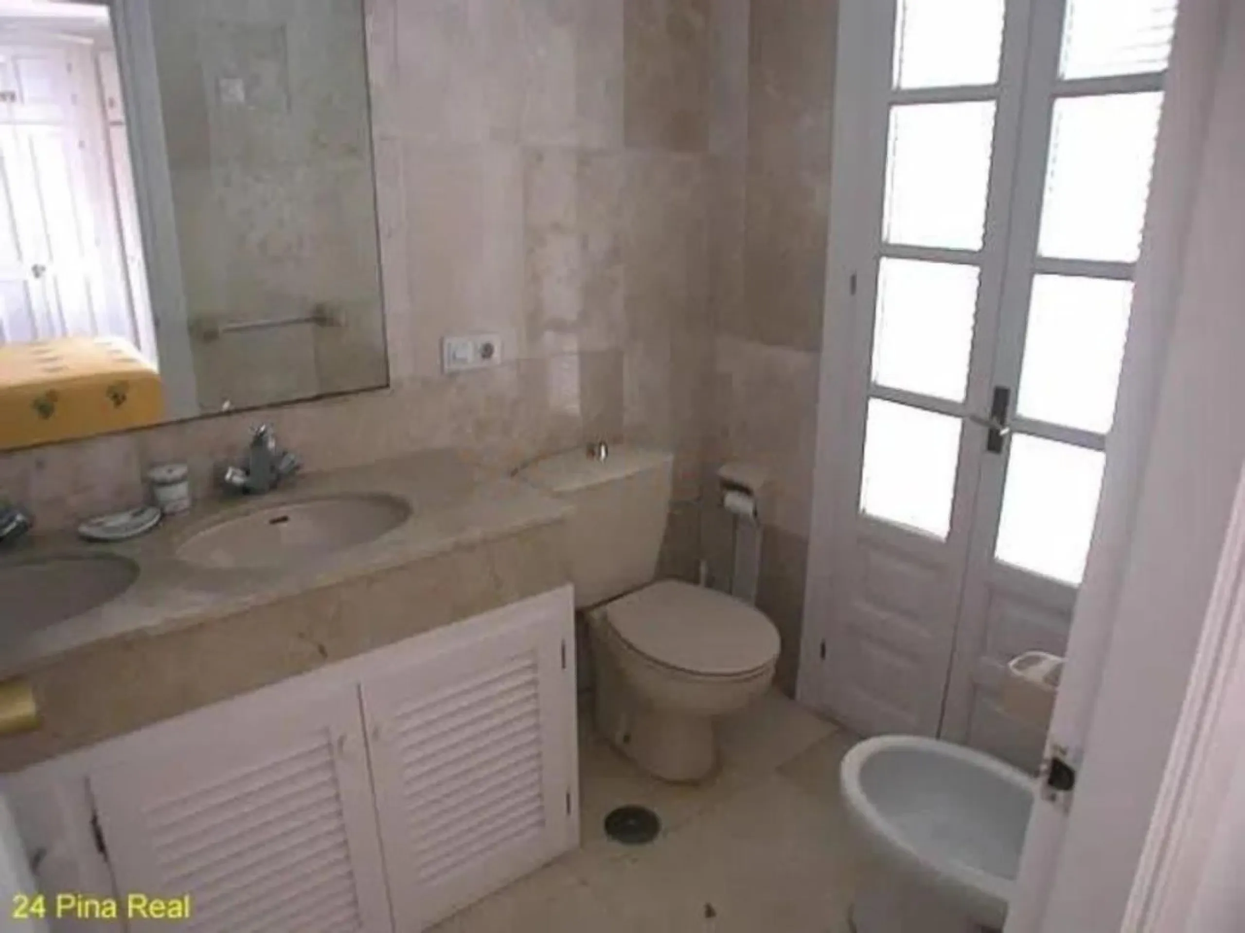 A family home in the beautiful coastal community of Benamara dos Hermanas. The property has 3 bedrooms, 2 bathrooms and a guest toilet. Fully equipped kitchen and air conditioning in all rooms. The property is in good condition, with a large private garde