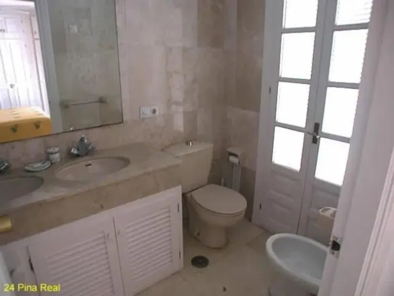 A family home in the beautiful coastal community of Benamara dos Hermanas. The property has 3 bedrooms, 2 bathrooms and a guest toilet. Fully equipped kitchen and air conditioning in all rooms. The property is in good condition, with a large private garde