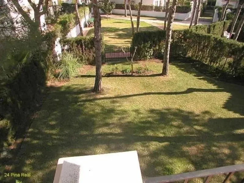 A family home in the beautiful coastal community of Benamara dos Hermanas. The property has 3 bedrooms, 2 bathrooms and a guest toilet. Fully equipped kitchen and air conditioning in all rooms. The property is in good condition, with a large private garde