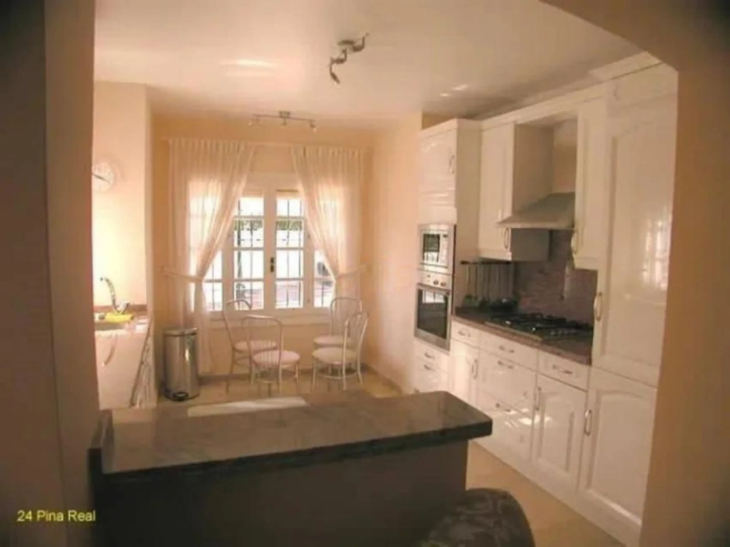 A family home in the beautiful coastal community of Benamara dos Hermanas. The property has 3 bedrooms, 2 bathrooms and a guest toilet. Fully equipped kitchen and air conditioning in all rooms. The property is in good condition, with a large private garde