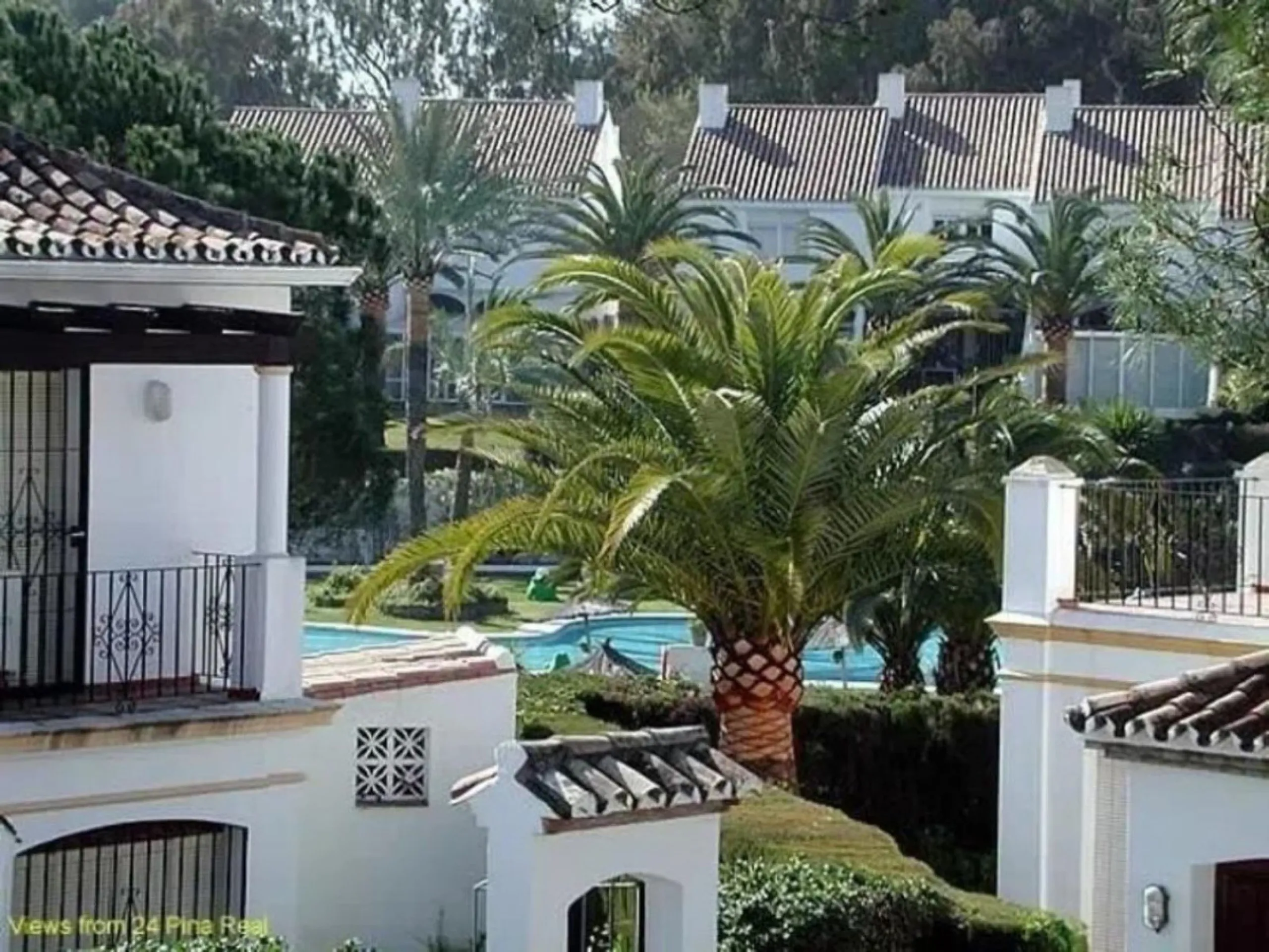 A family home in the beautiful coastal community of Benamara dos Hermanas. The property has 3 bedrooms, 2 bathrooms and a guest toilet. Fully equipped kitchen and air conditioning in all rooms. The property is in good condition, with a large private garde
