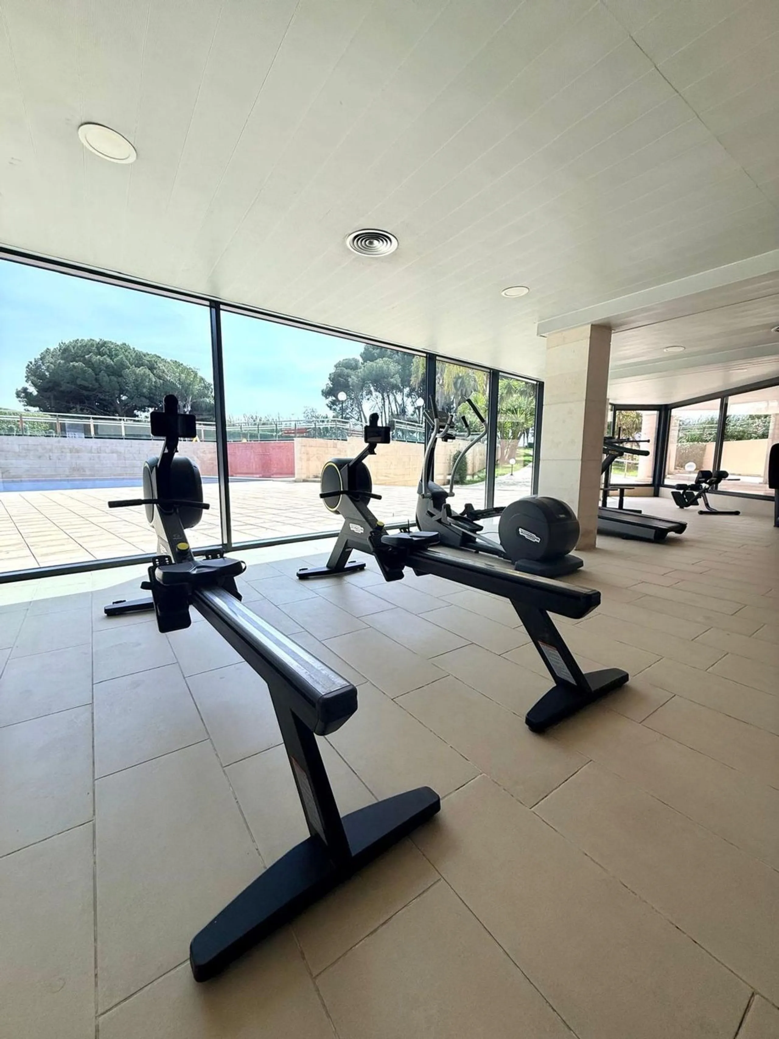 Piso moderno con terraza y servicios premium a 20 metros del mar en Cambrils