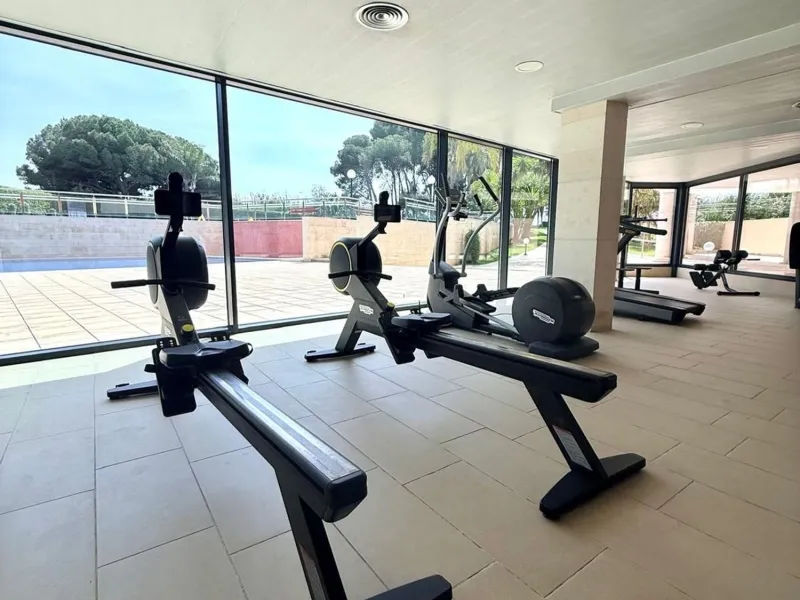 Piso moderno con terraza y servicios premium a 20 metros del mar en Cambrils