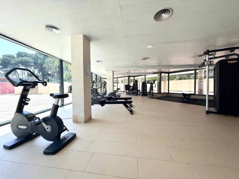 Piso moderno con terraza y servicios premium a 20 metros del mar en Cambrils