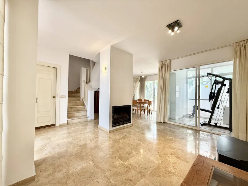 INVESTMENT OPPORTUNITY! NUEVA ANDALUCIA, WALKING DISTANCE TO AMENITIES