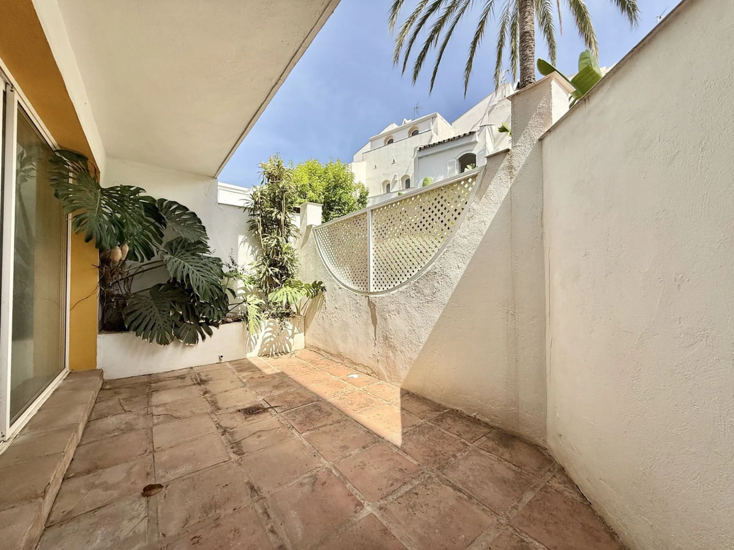 INVESTMENT OPPORTUNITY! NUEVA ANDALUCIA, WALKING DISTANCE TO AMENITIES