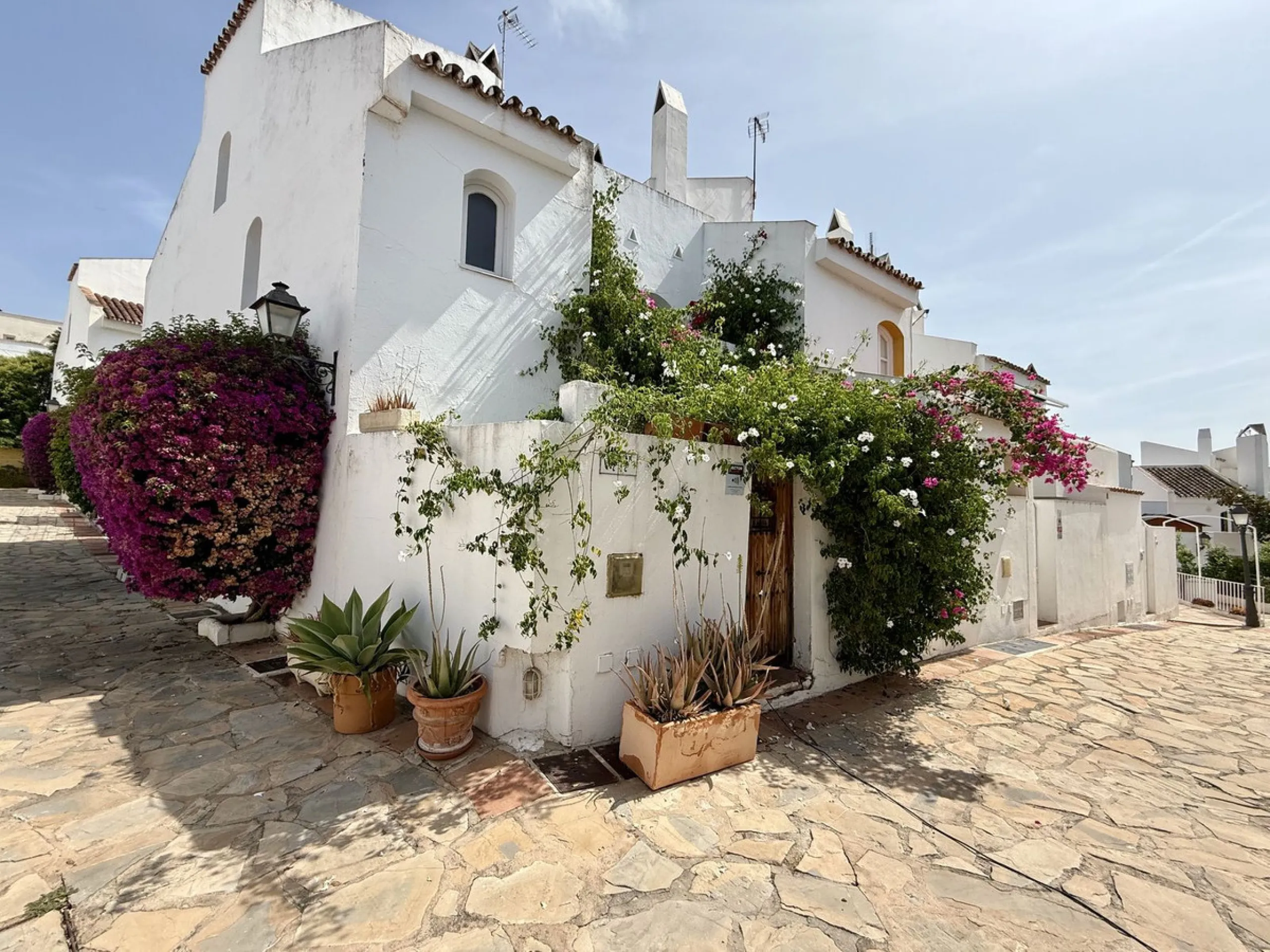 INVESTMENT OPPORTUNITY! NUEVA ANDALUCIA, WALKING DISTANCE TO AMENITIES