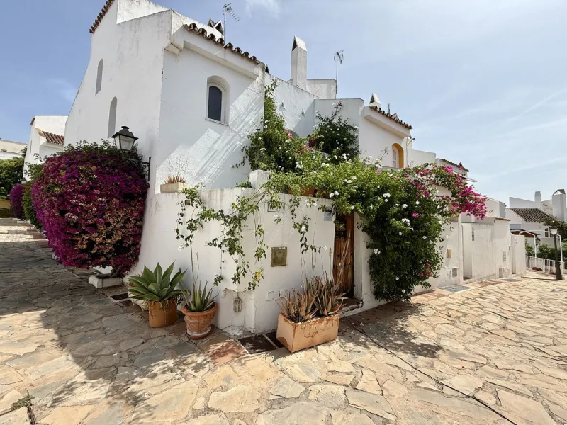 INVESTMENT OPPORTUNITY! NUEVA ANDALUCIA, WALKING DISTANCE TO AMENITIES