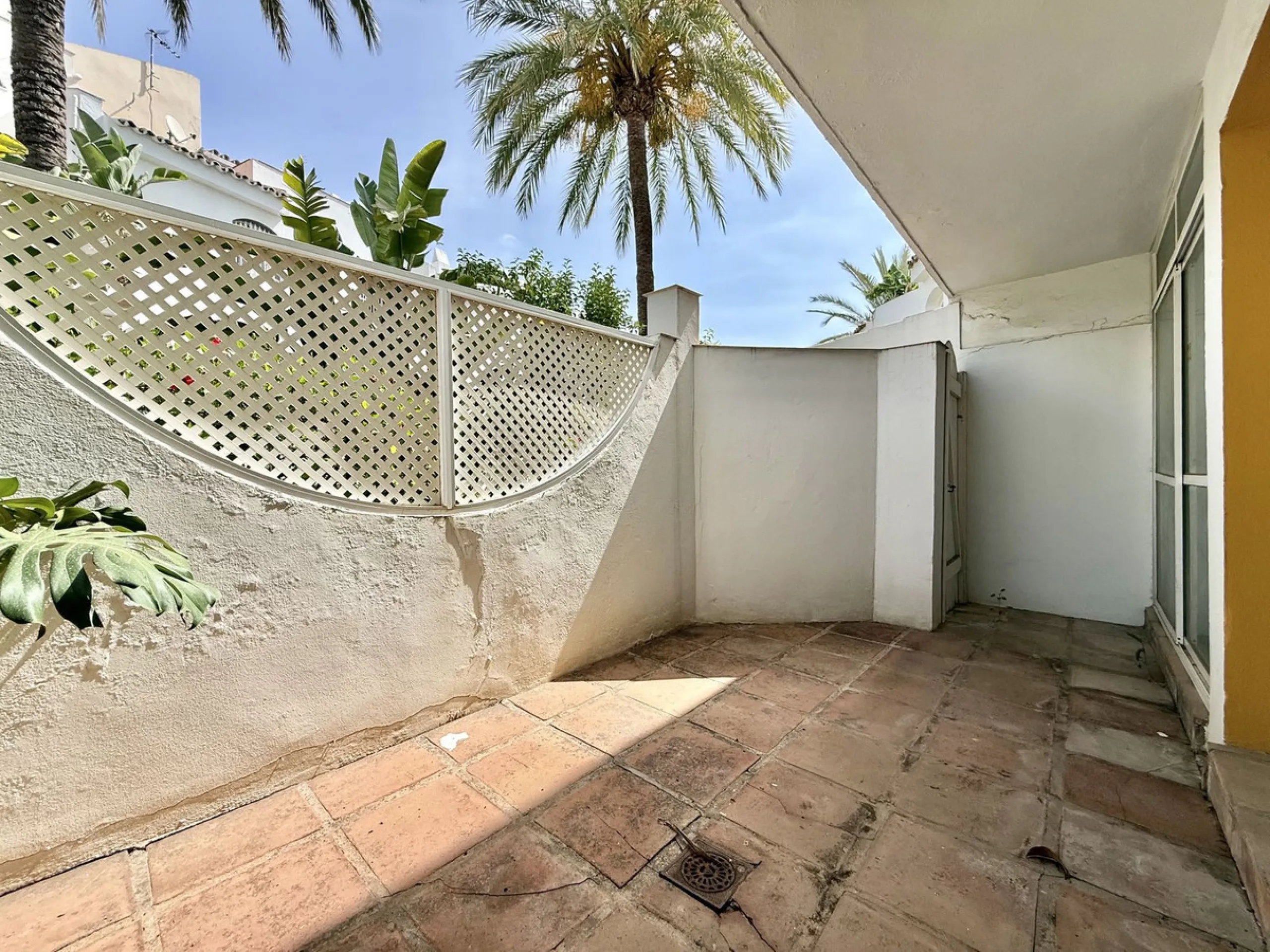 INVESTMENT OPPORTUNITY! NUEVA ANDALUCIA, WALKING DISTANCE TO AMENITIES