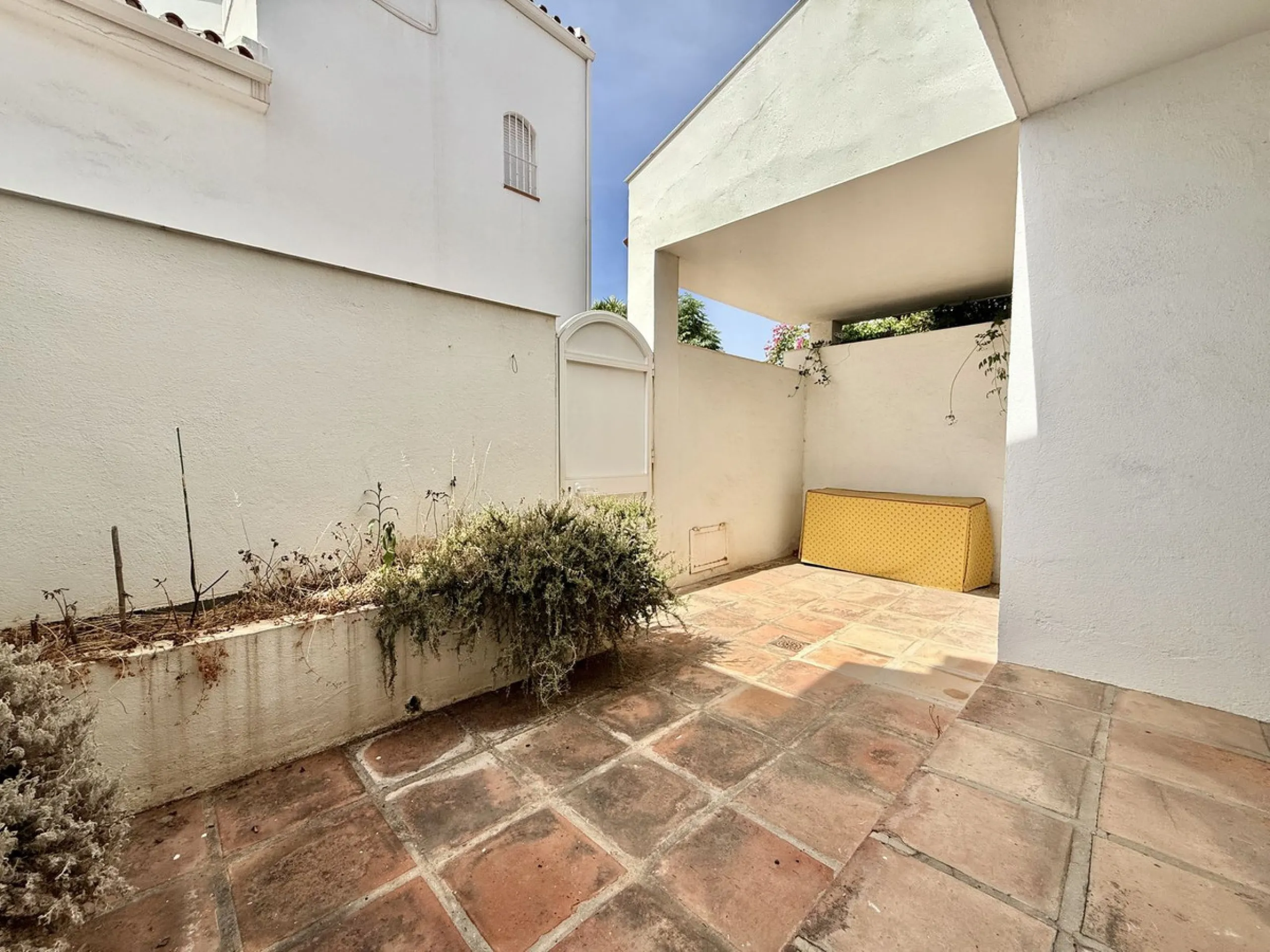 INVESTMENT OPPORTUNITY! NUEVA ANDALUCIA, WALKING DISTANCE TO AMENITIES