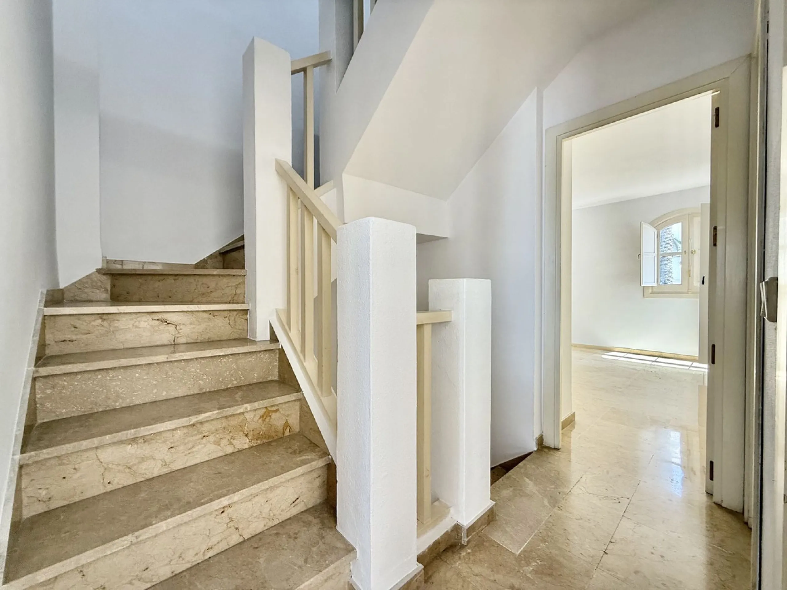 INVESTMENT OPPORTUNITY! NUEVA ANDALUCIA, WALKING DISTANCE TO AMENITIES
