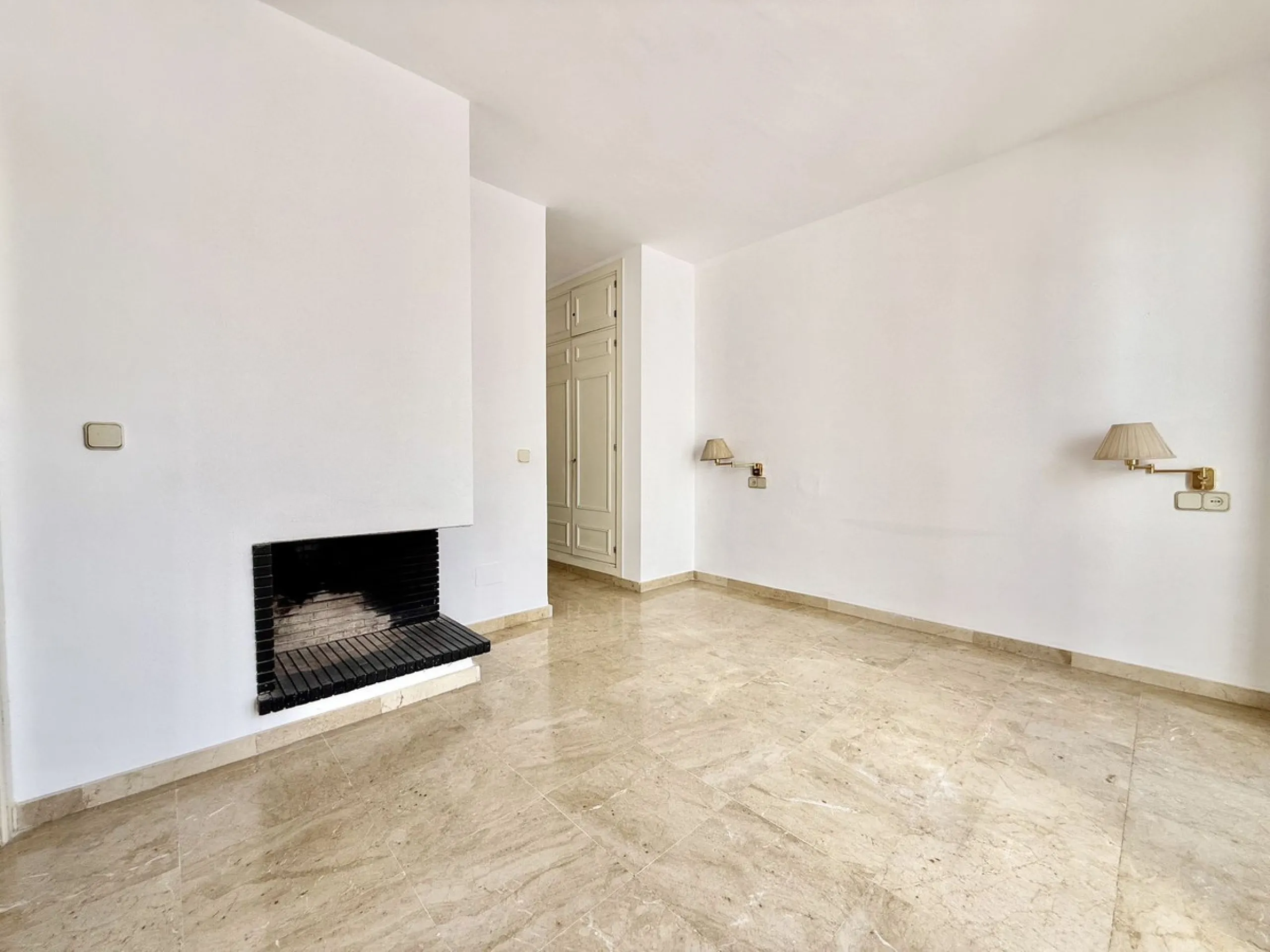 INVESTMENT OPPORTUNITY! NUEVA ANDALUCIA, WALKING DISTANCE TO AMENITIES