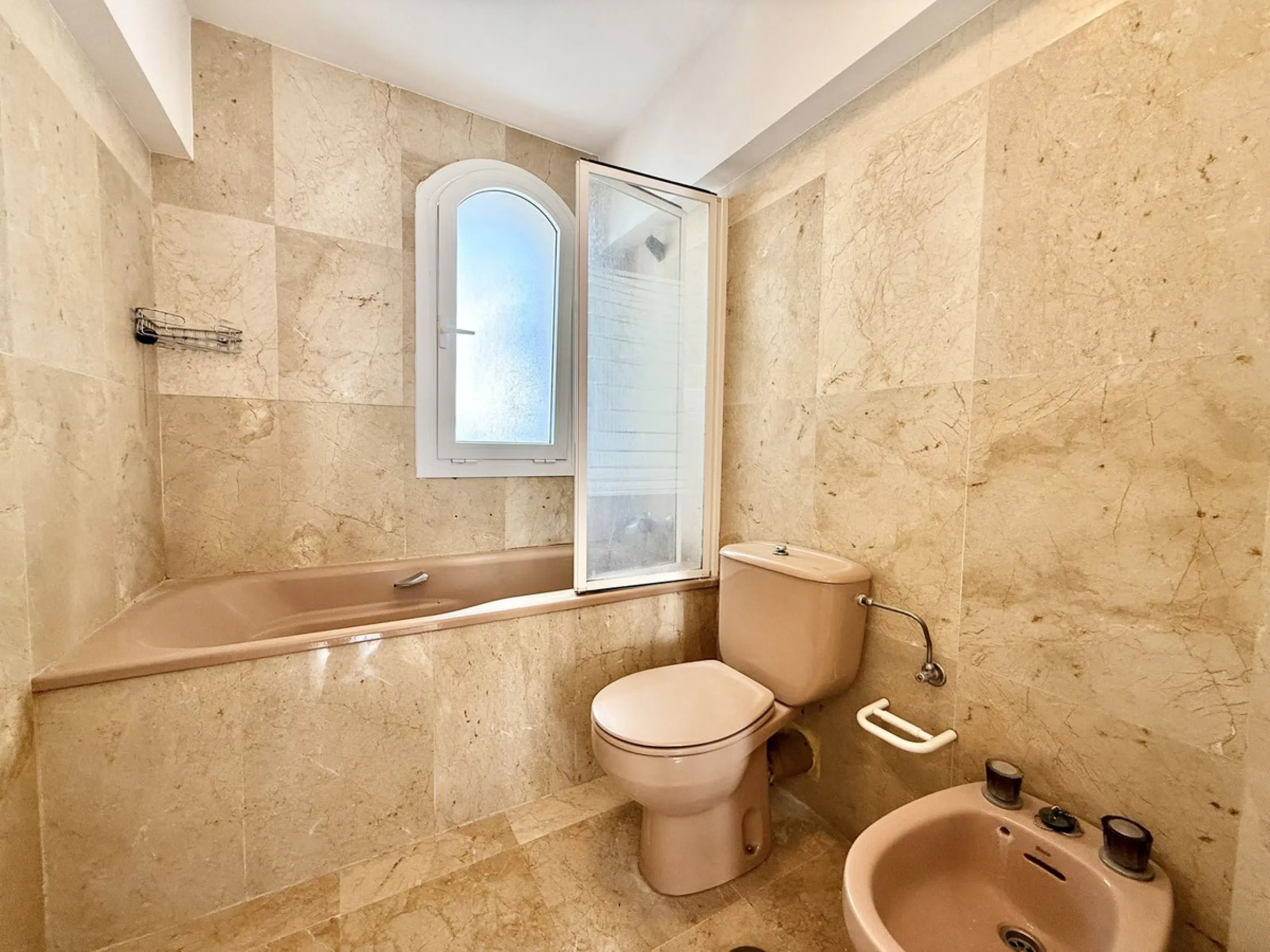 INVESTMENT OPPORTUNITY! NUEVA ANDALUCIA, WALKING DISTANCE TO AMENITIES
