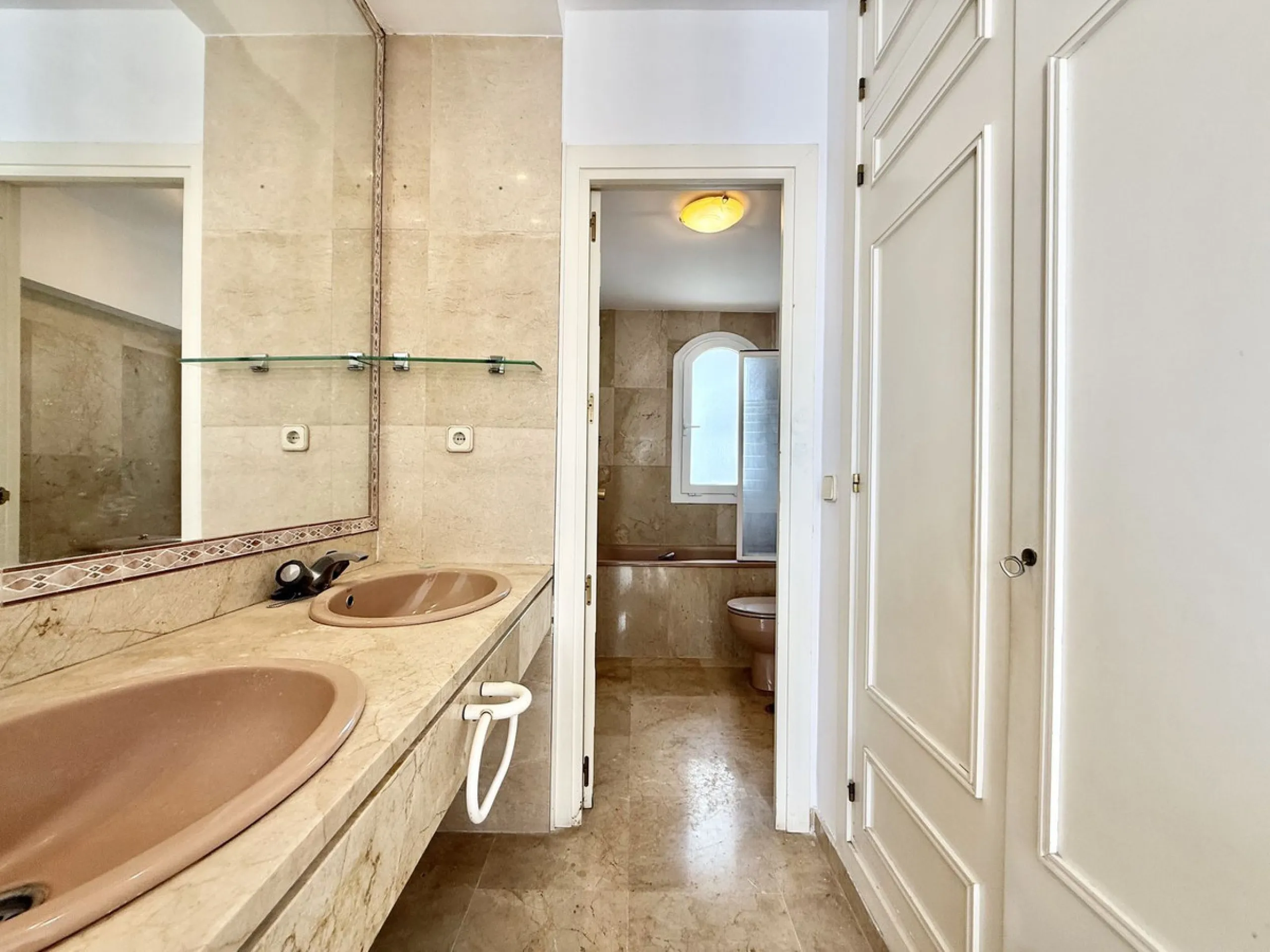 INVESTMENT OPPORTUNITY! NUEVA ANDALUCIA, WALKING DISTANCE TO AMENITIES