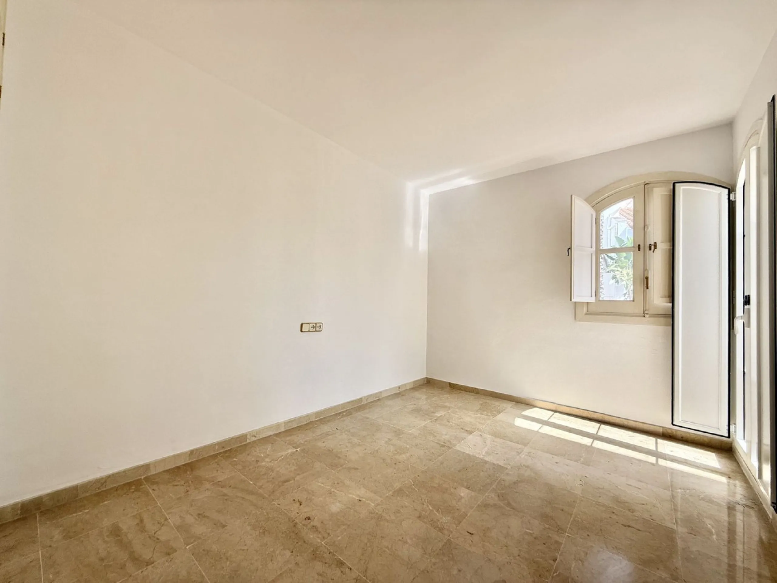 INVESTMENT OPPORTUNITY! NUEVA ANDALUCIA, WALKING DISTANCE TO AMENITIES