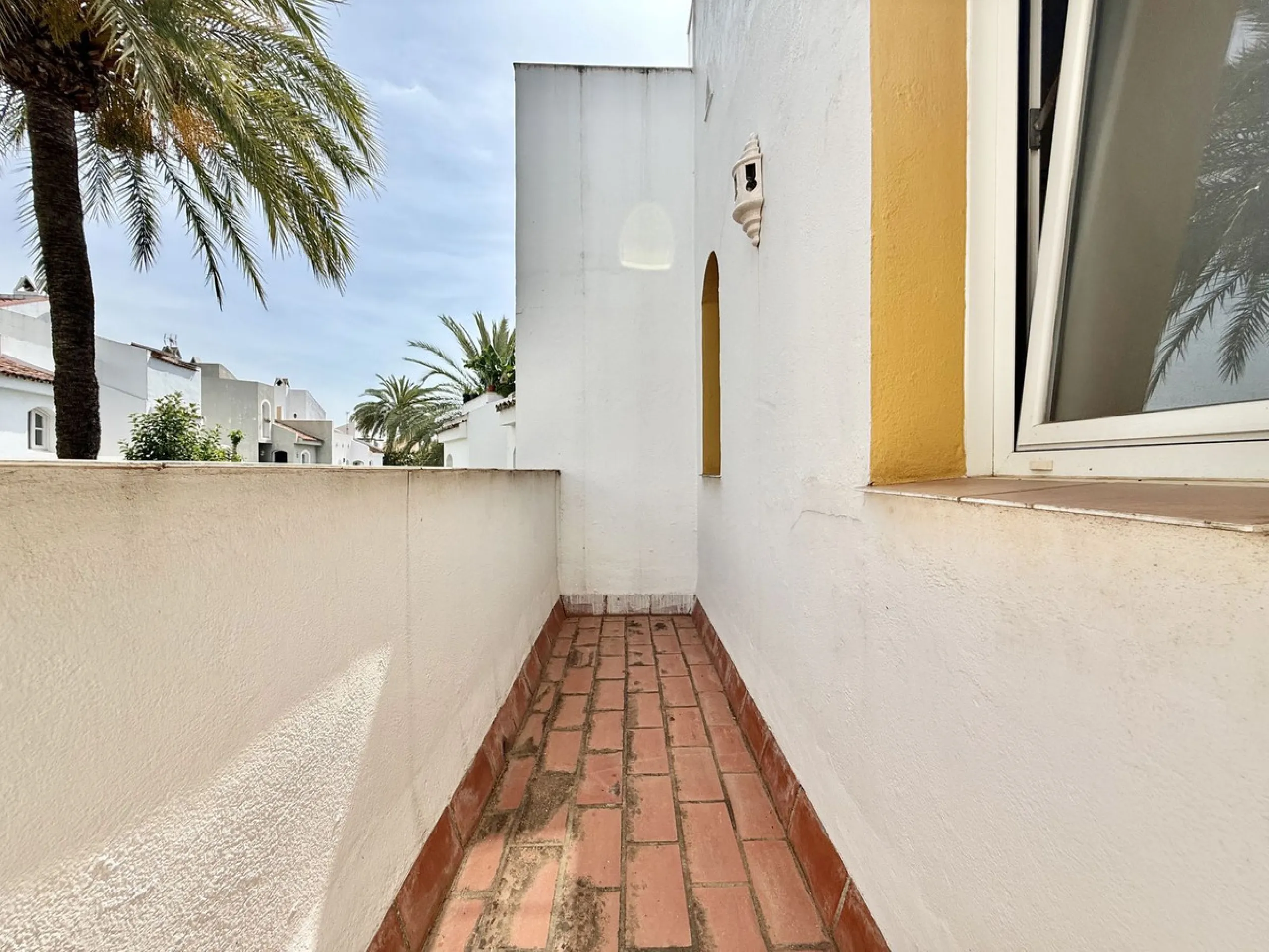 INVESTMENT OPPORTUNITY! NUEVA ANDALUCIA, WALKING DISTANCE TO AMENITIES