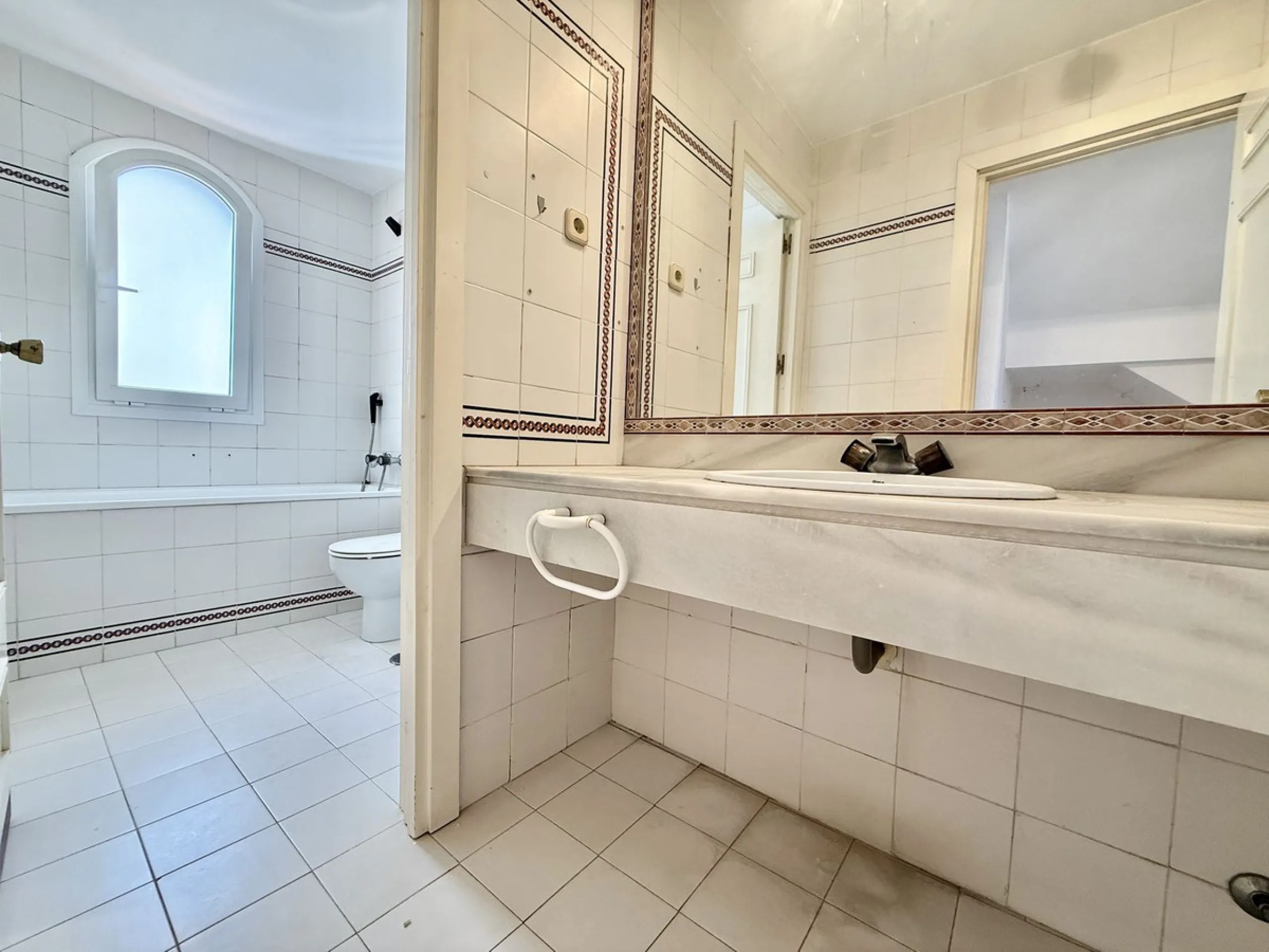 INVESTMENT OPPORTUNITY! NUEVA ANDALUCIA, WALKING DISTANCE TO AMENITIES