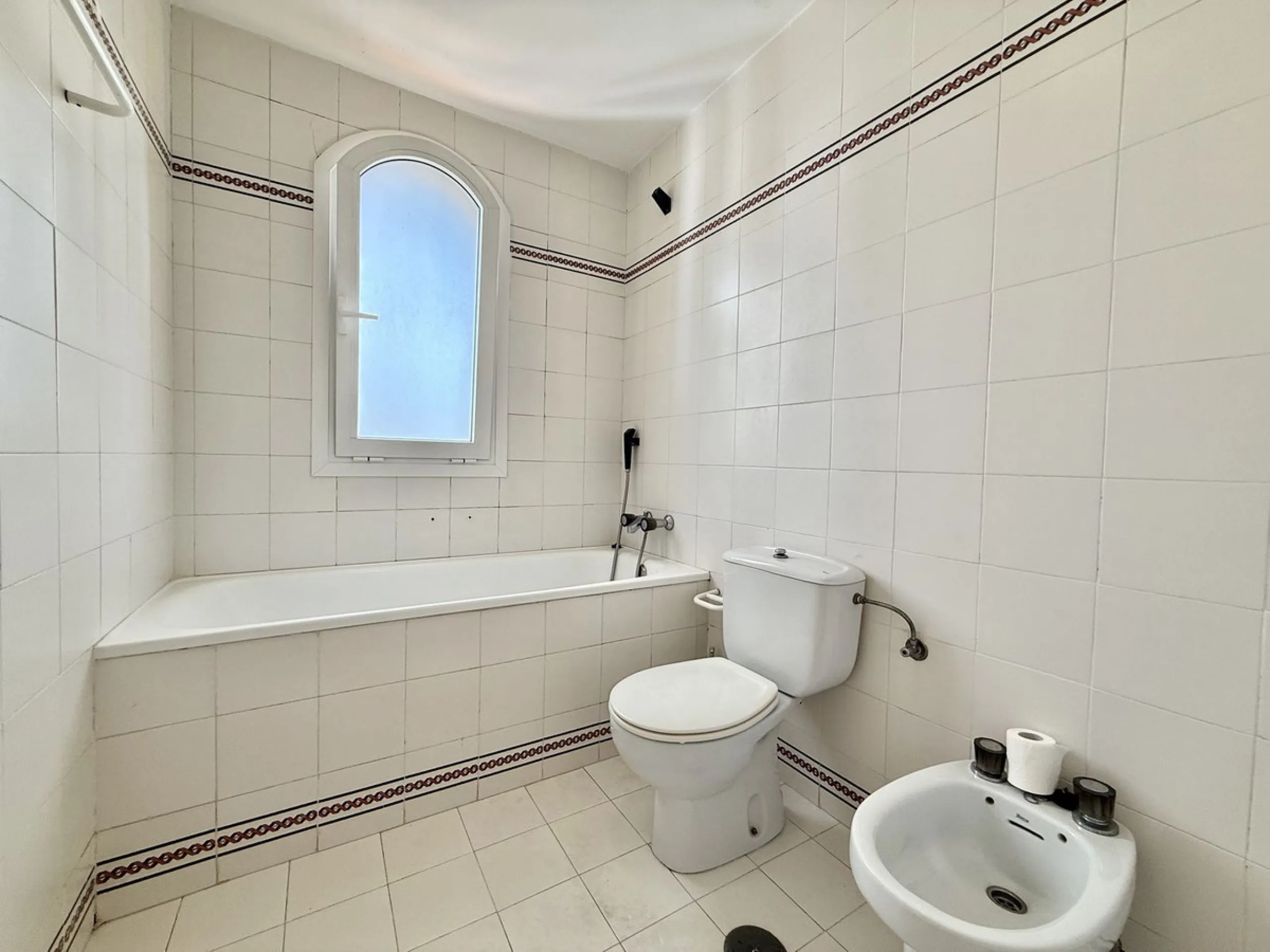 INVESTMENT OPPORTUNITY! NUEVA ANDALUCIA, WALKING DISTANCE TO AMENITIES