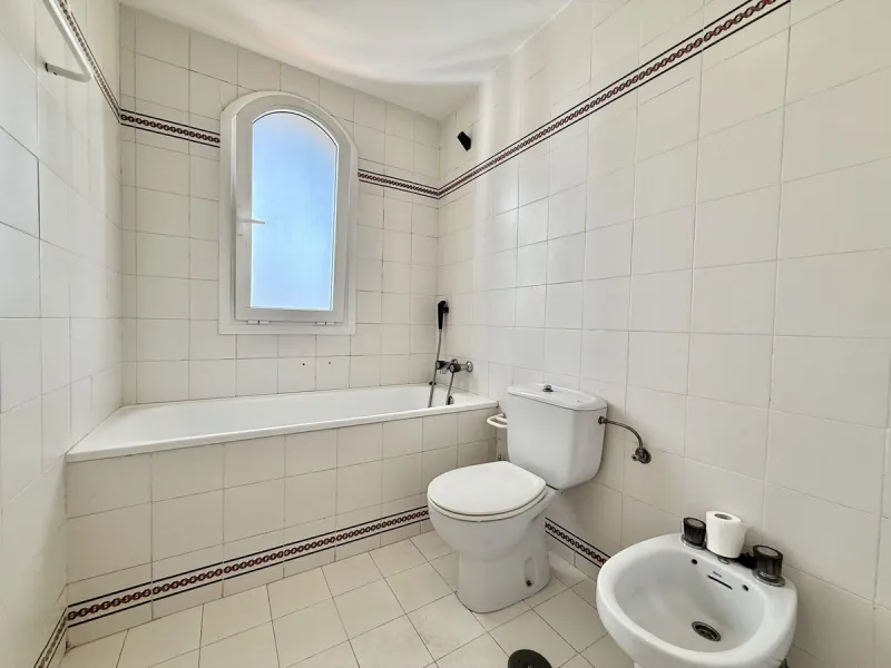 INVESTMENT OPPORTUNITY! NUEVA ANDALUCIA, WALKING DISTANCE TO AMENITIES