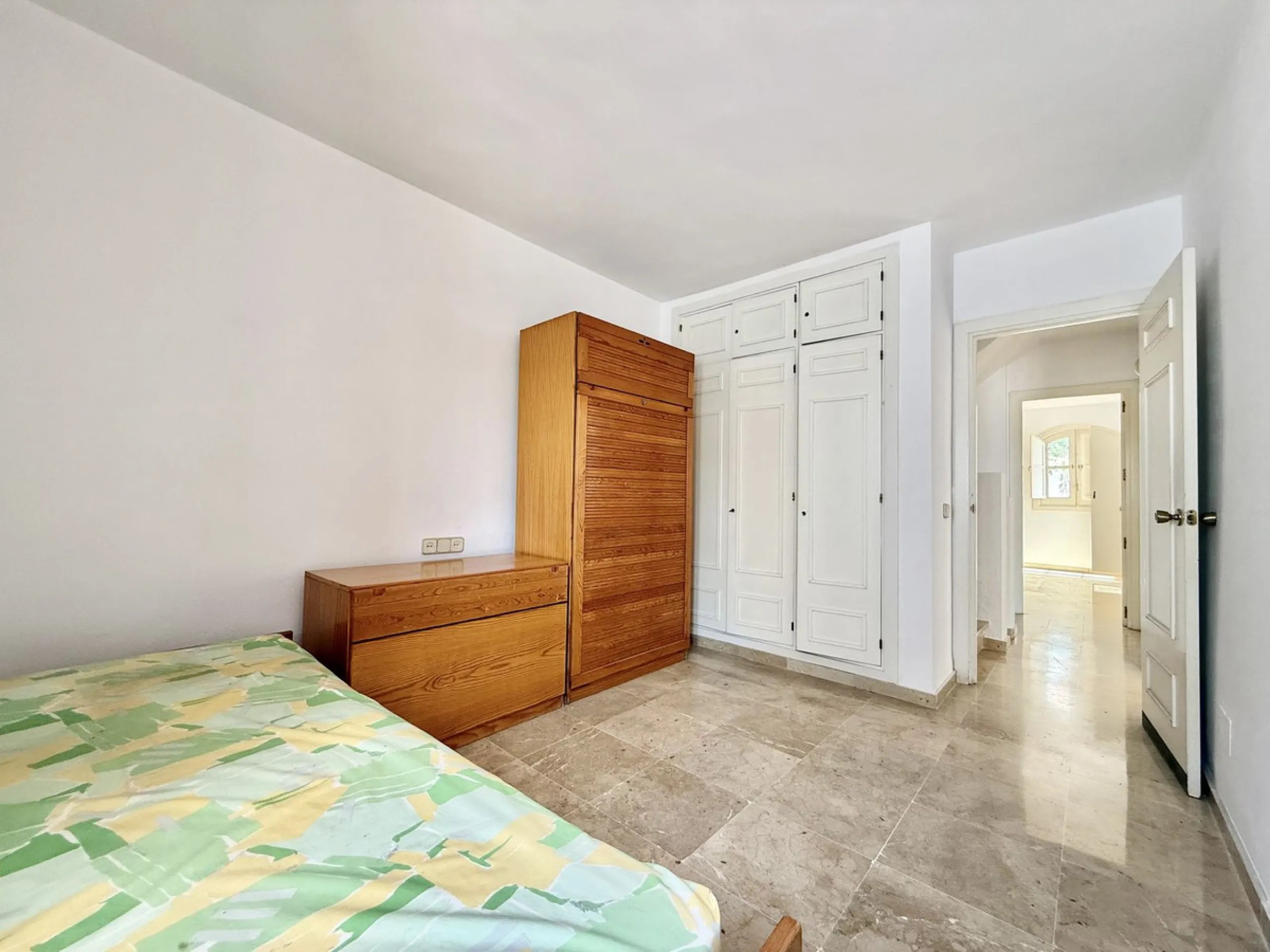 INVESTMENT OPPORTUNITY! NUEVA ANDALUCIA, WALKING DISTANCE TO AMENITIES