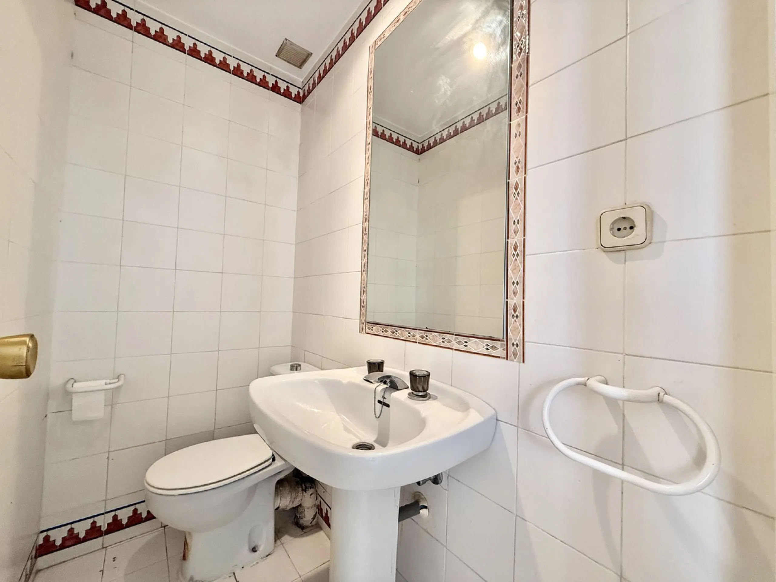 INVESTMENT OPPORTUNITY! NUEVA ANDALUCIA, WALKING DISTANCE TO AMENITIES