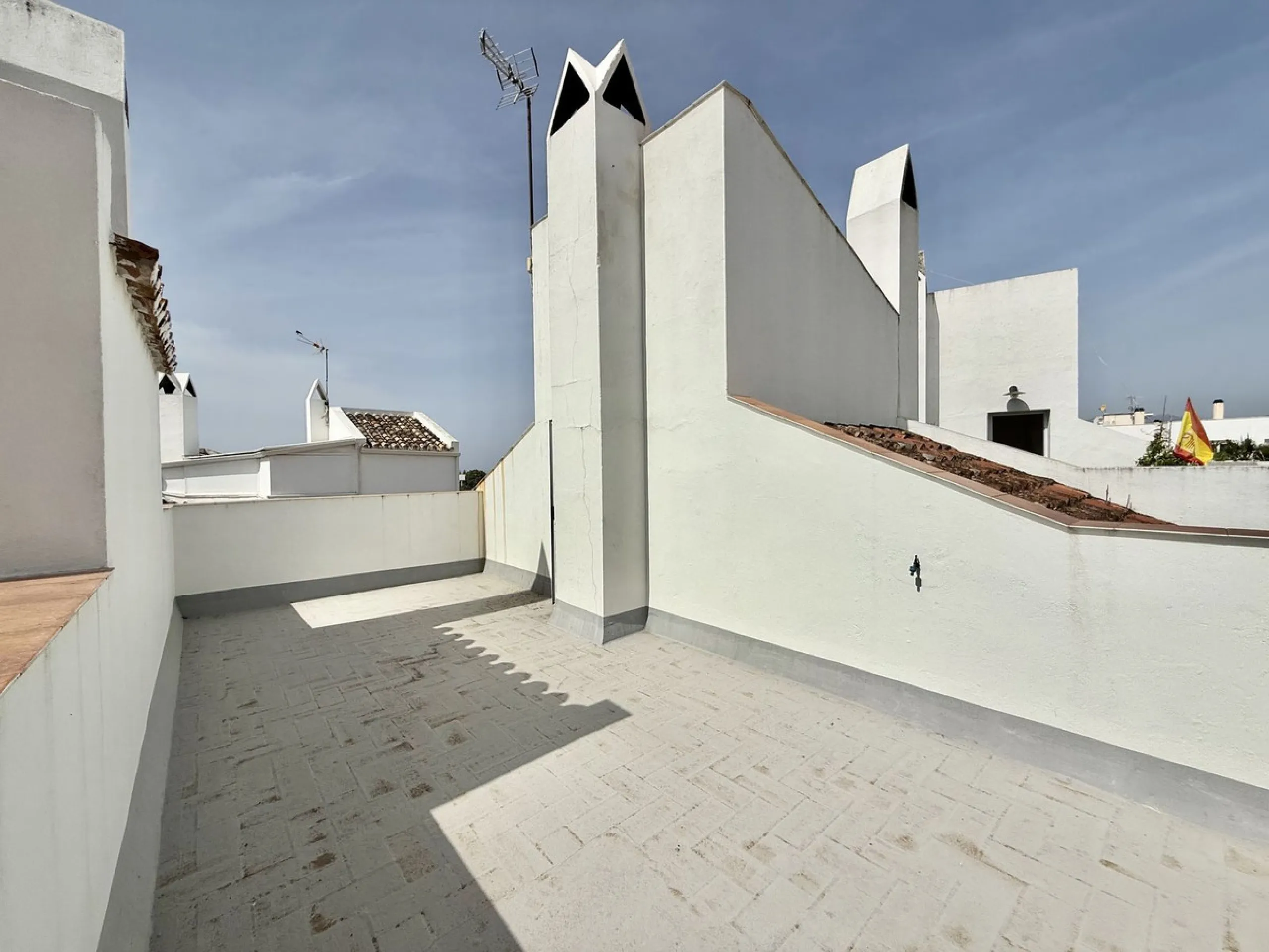 INVESTMENT OPPORTUNITY! NUEVA ANDALUCIA, WALKING DISTANCE TO AMENITIES