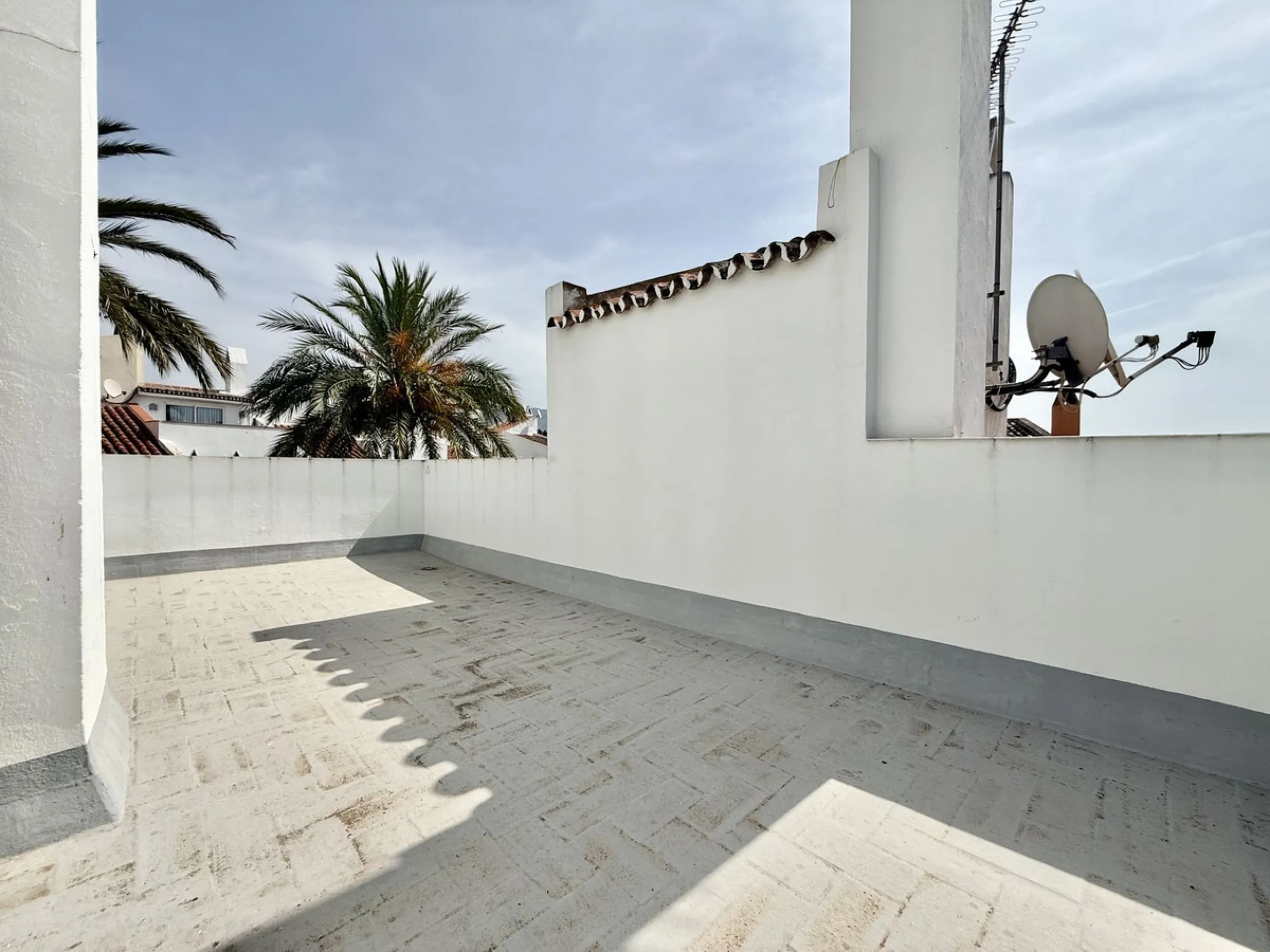 INVESTMENT OPPORTUNITY! NUEVA ANDALUCIA, WALKING DISTANCE TO AMENITIES