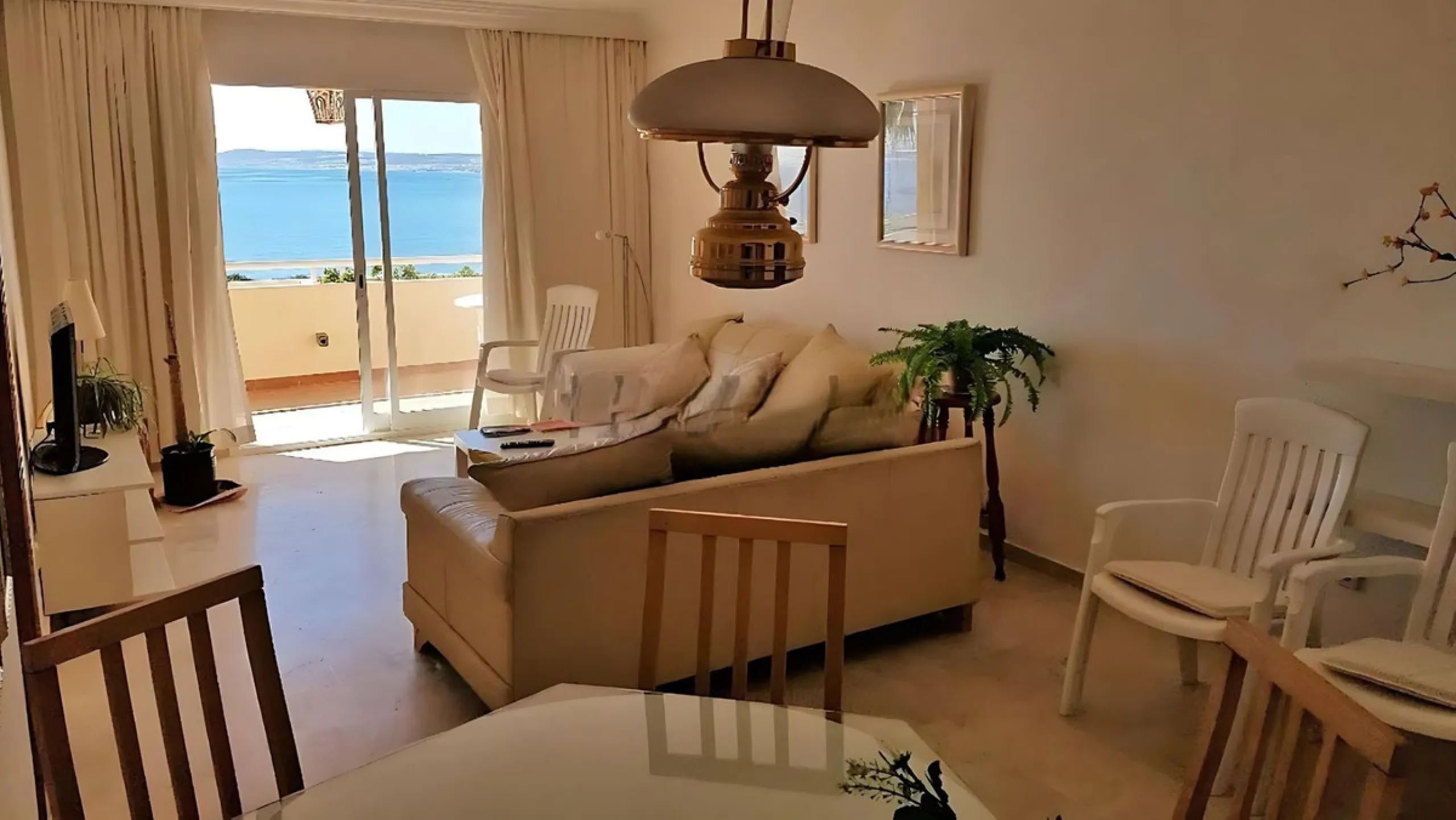 Spectacular apartment on the Beachfront, with open views of the Mediterranean Sea, Gibraltar and Africa. Located in a beautiful and well-kept urbanization just 5 minutes walk from the Estepona Marina, and surrounded by all kinds of services such as restau