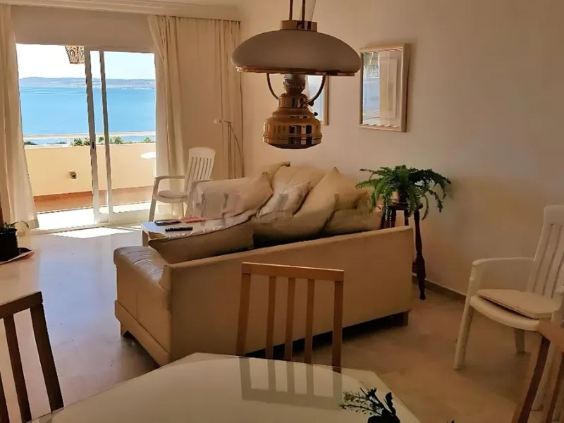 Spectacular apartment on the Beachfront, with open views of the Mediterranean Sea, Gibraltar and Africa. Located in a beautiful and well-kept urbanization just 5 minutes walk from the Estepona Marina, and surrounded by all kinds of services such as restau